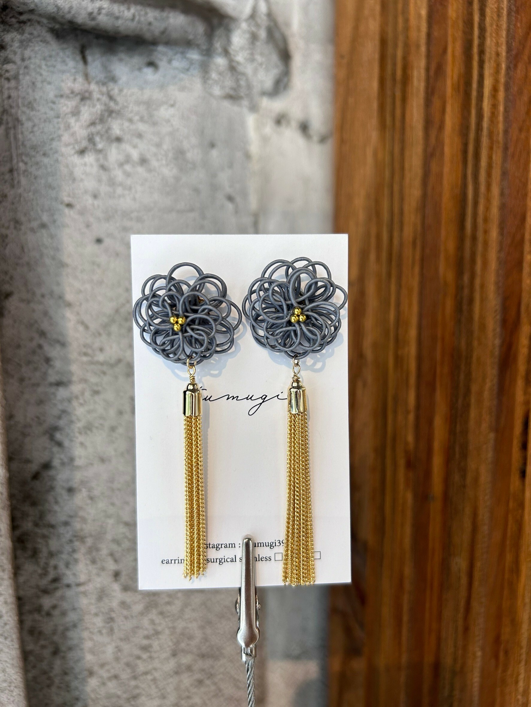 [TUMUGI] 水引絨花球流蘇耳環 | 鉛色 | 耳針 | NO.33