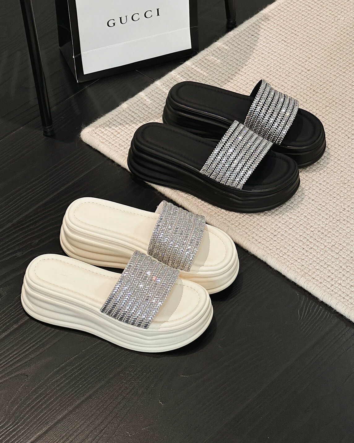 軟厚底一字水鑽涼鞋