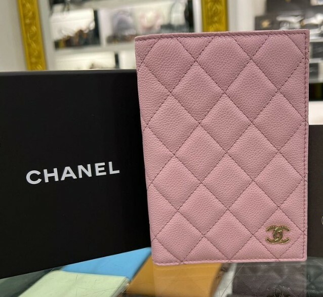 CHANEL AP0218 全新香奈兒粉色荔枝牛皮金釦護照