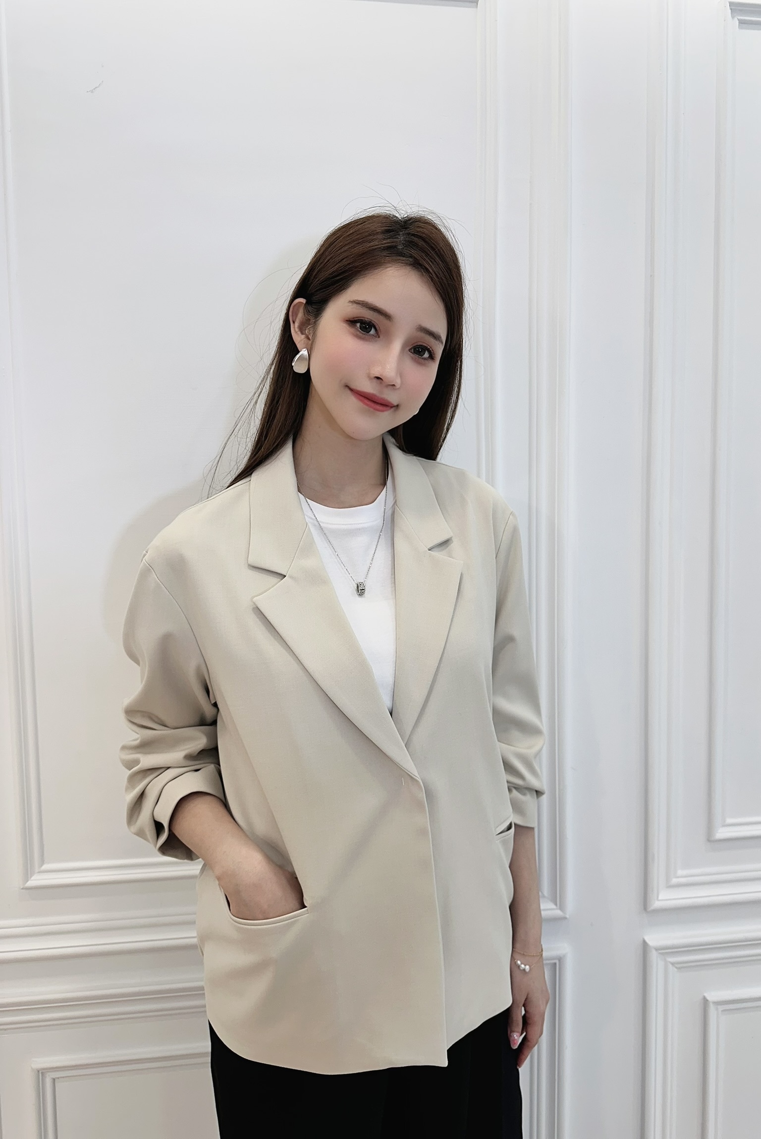 翻領隱藏釦後收腰外套