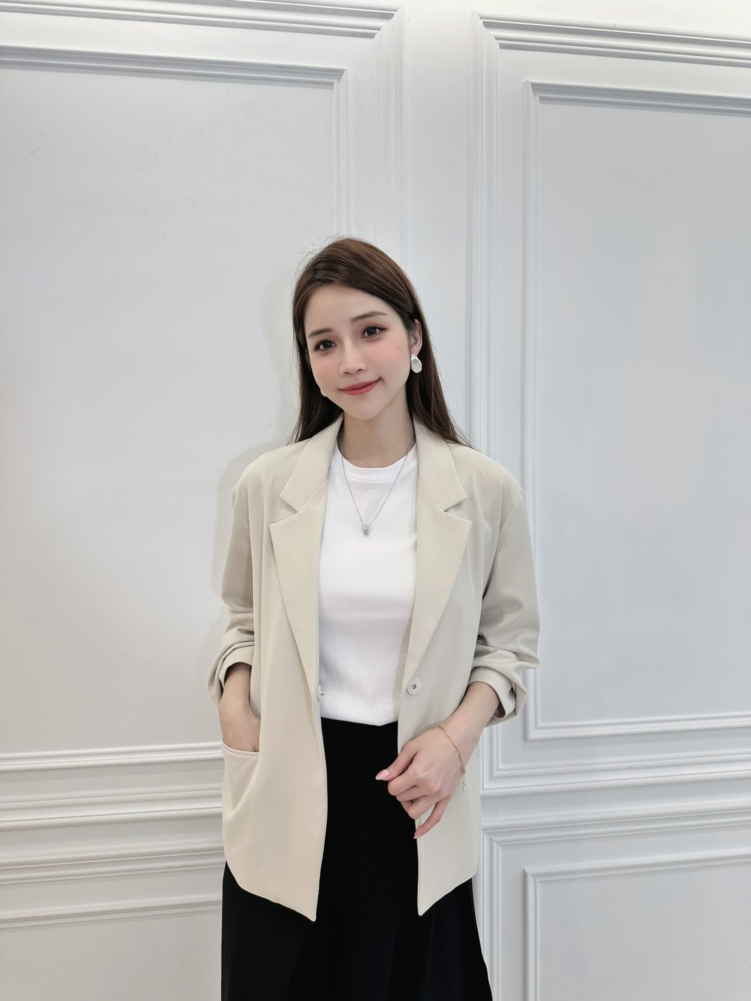 翻領隱藏釦後收腰外套