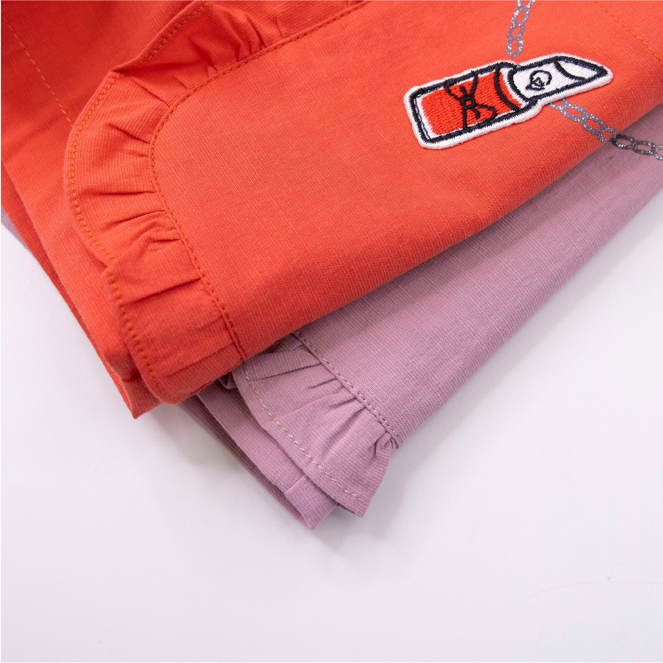 范侖鐵諾【52042】蝴蝶結口紅刺繡荷葉拼接短褲＊二色