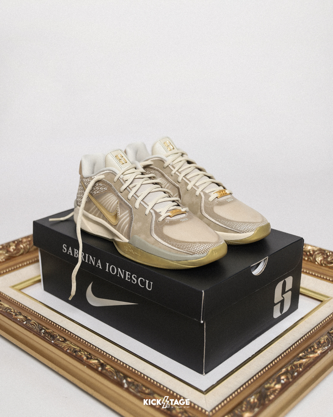 <特價商品不退換> 男女鞋 NIKE W SABRINA 2 'Stronger Than Gold' 冠軍 金牌 籃球鞋 實戰鞋【HF1798-200】