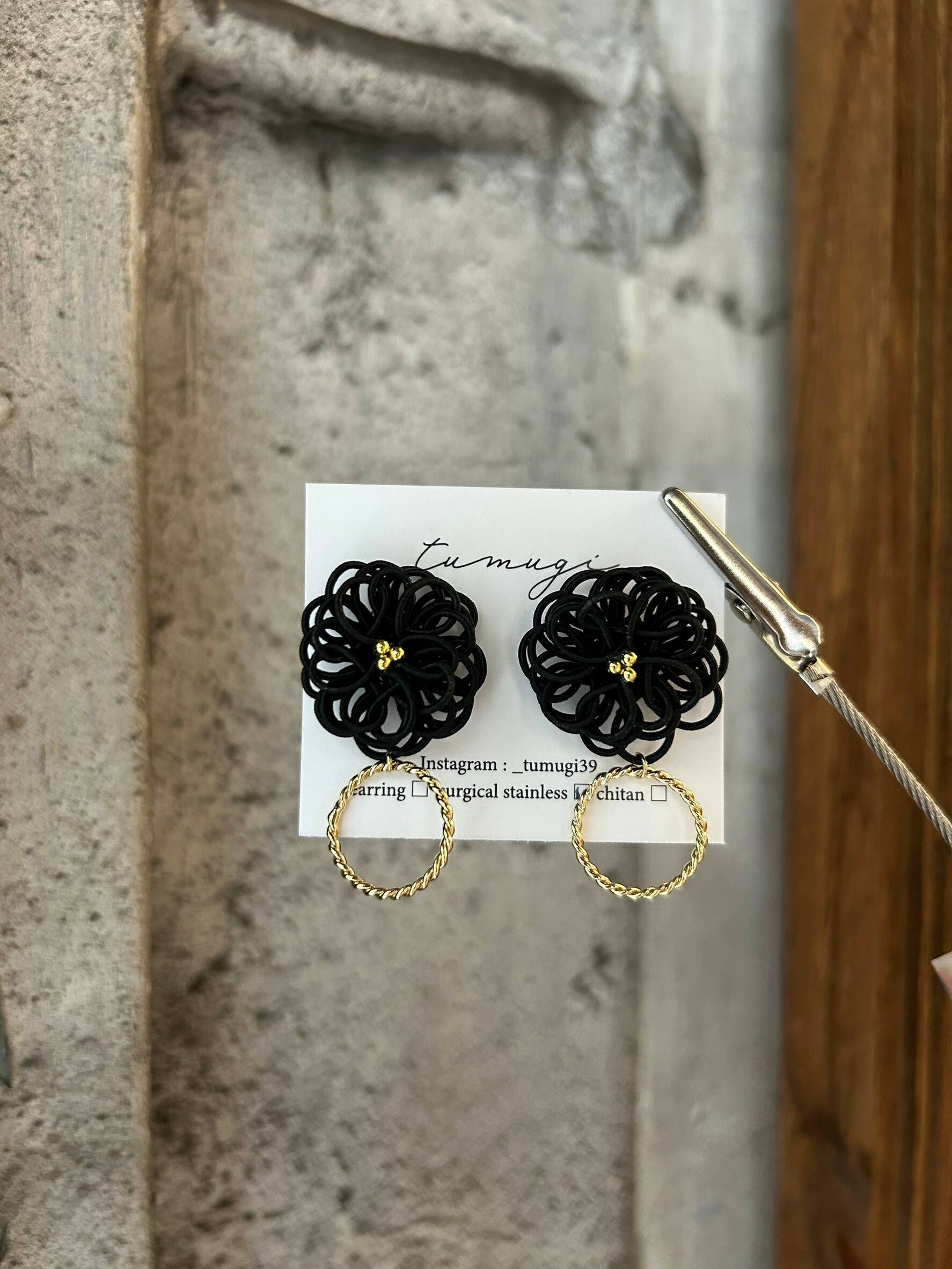 [TUMUGI] 水引絨球花環耳環 | 黑色 | 耳針 | NO.105