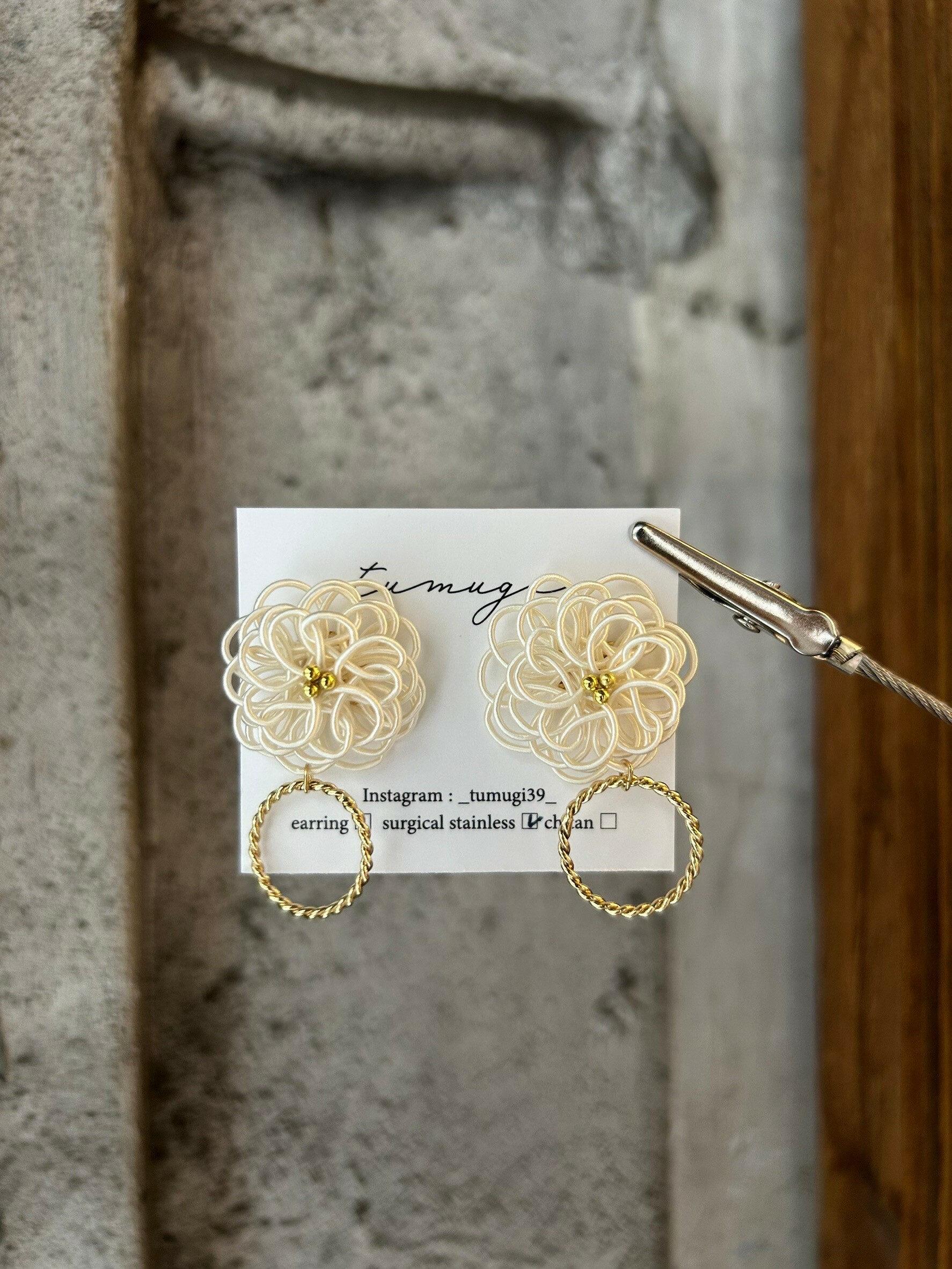 [TUMUGI] 水引絨球花環耳環 | 絹練色 | 耳針 | NO.107