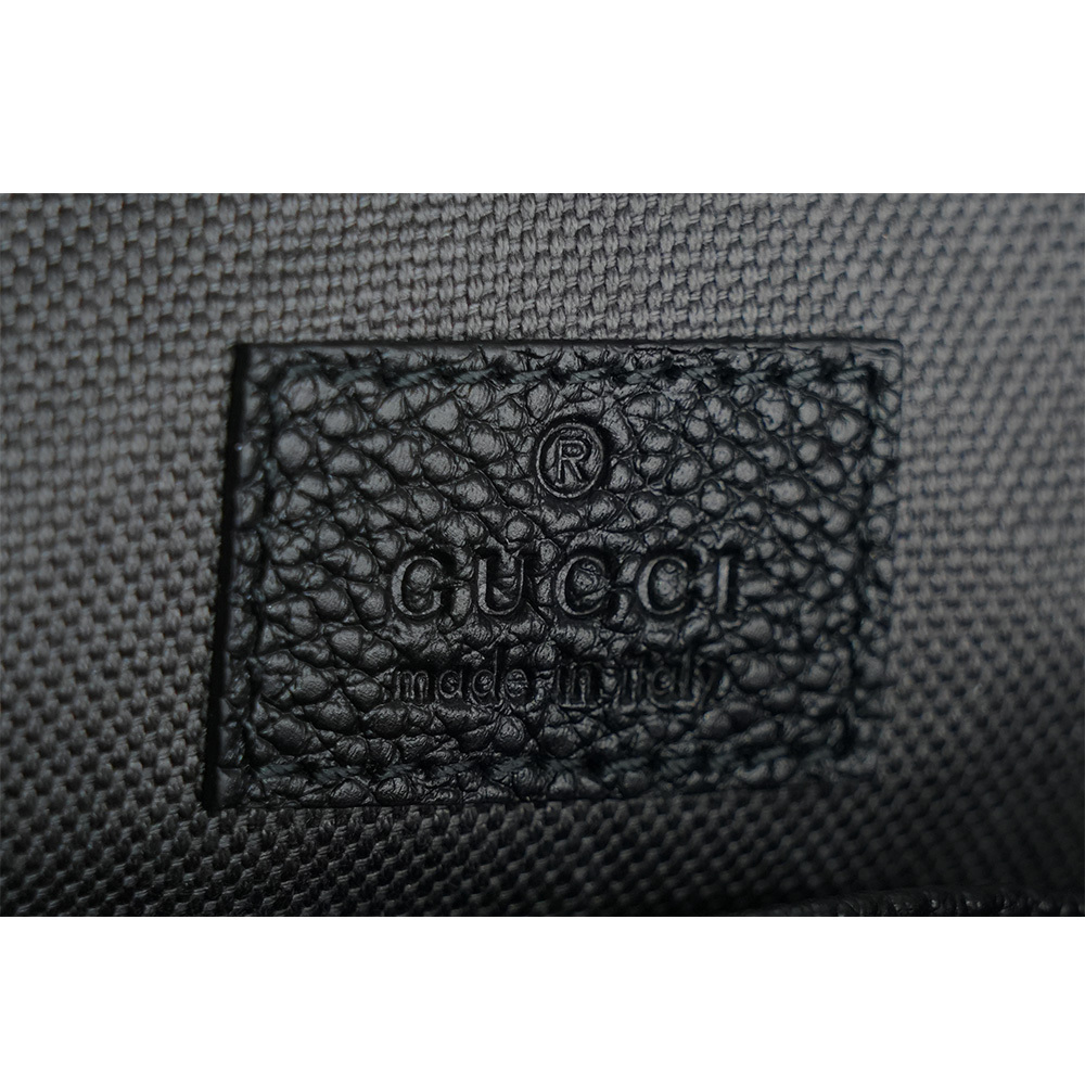 【GUCCI】縫線Logo 素面皮革拉鍊迷你相機包(黑色)768391 AACYX 8446