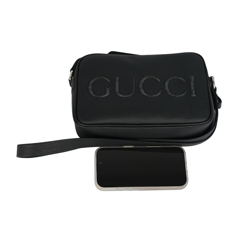 【GUCCI】縫線Logo 素面皮革拉鍊迷你相機包(黑色)768391 AACYX 8446