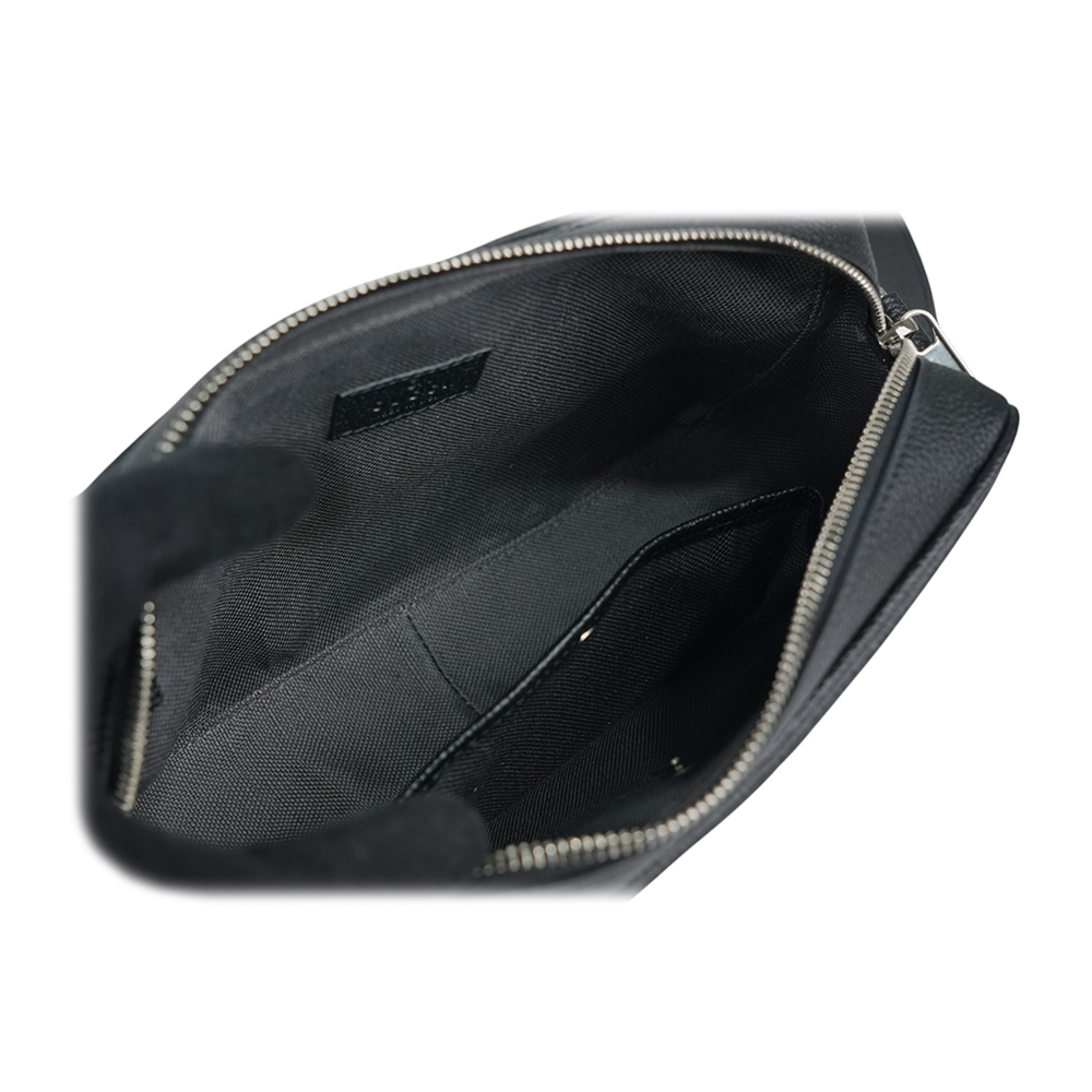 【GUCCI】縫線Logo 素面皮革拉鍊迷你相機包(黑色)768391 AACYX 8446