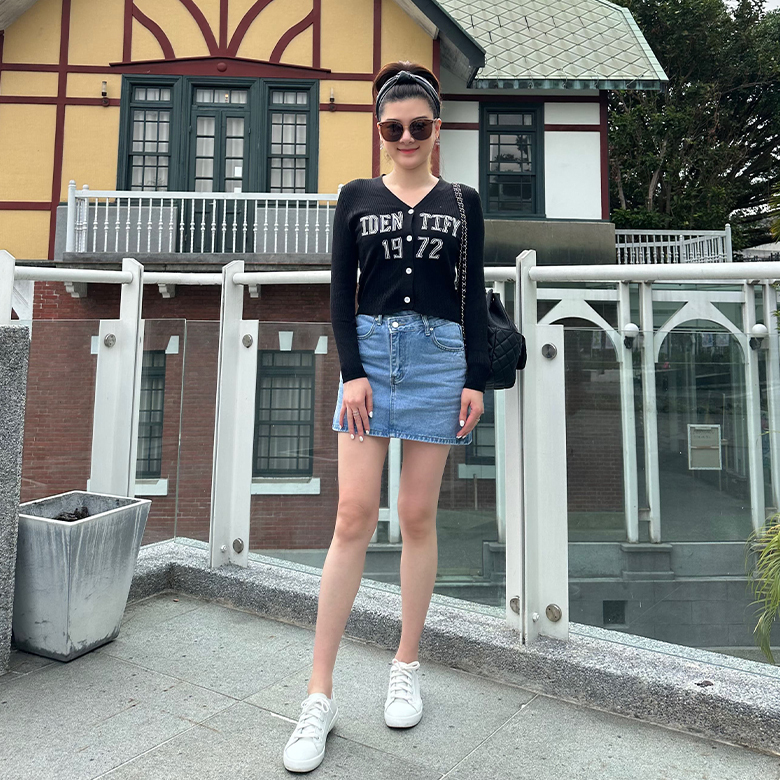 英文排釦薄針織上衣