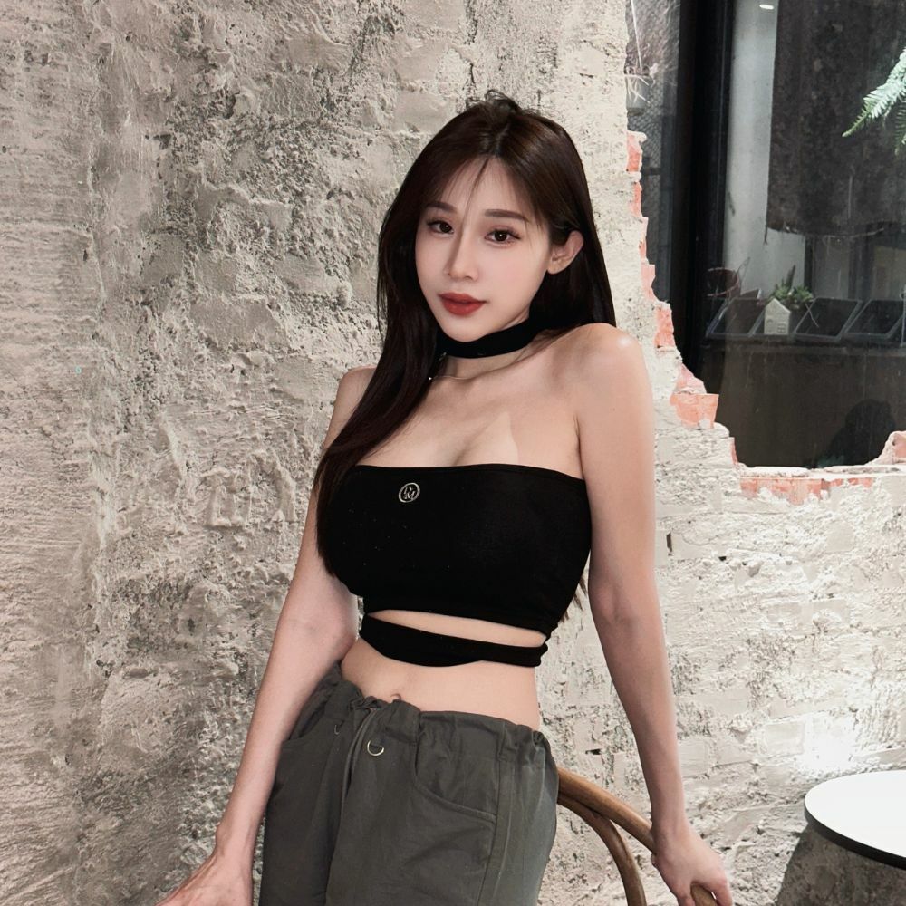 【DOMISS自訂】刺繡logo掛脖平口背心-4色 直角肩 露肩上衣 平口上衣(現貨)