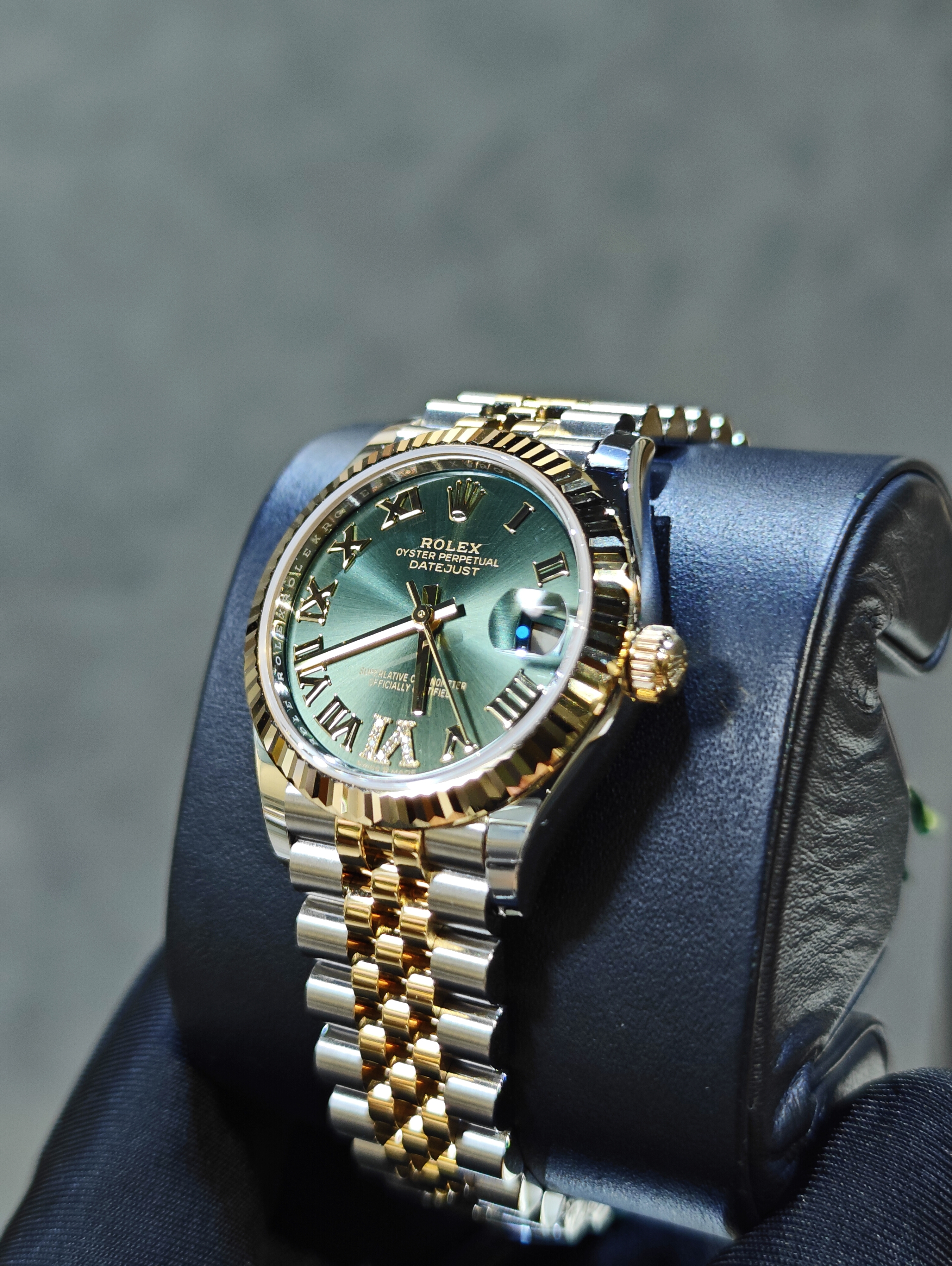BRAND NEW ROLEX 278273 OLIVE GREEN DIAL ROMAN NUMBERALS WITH DIAMOND YELLOW GOLD STEEL DATEJUST JUBILEE 31 MM