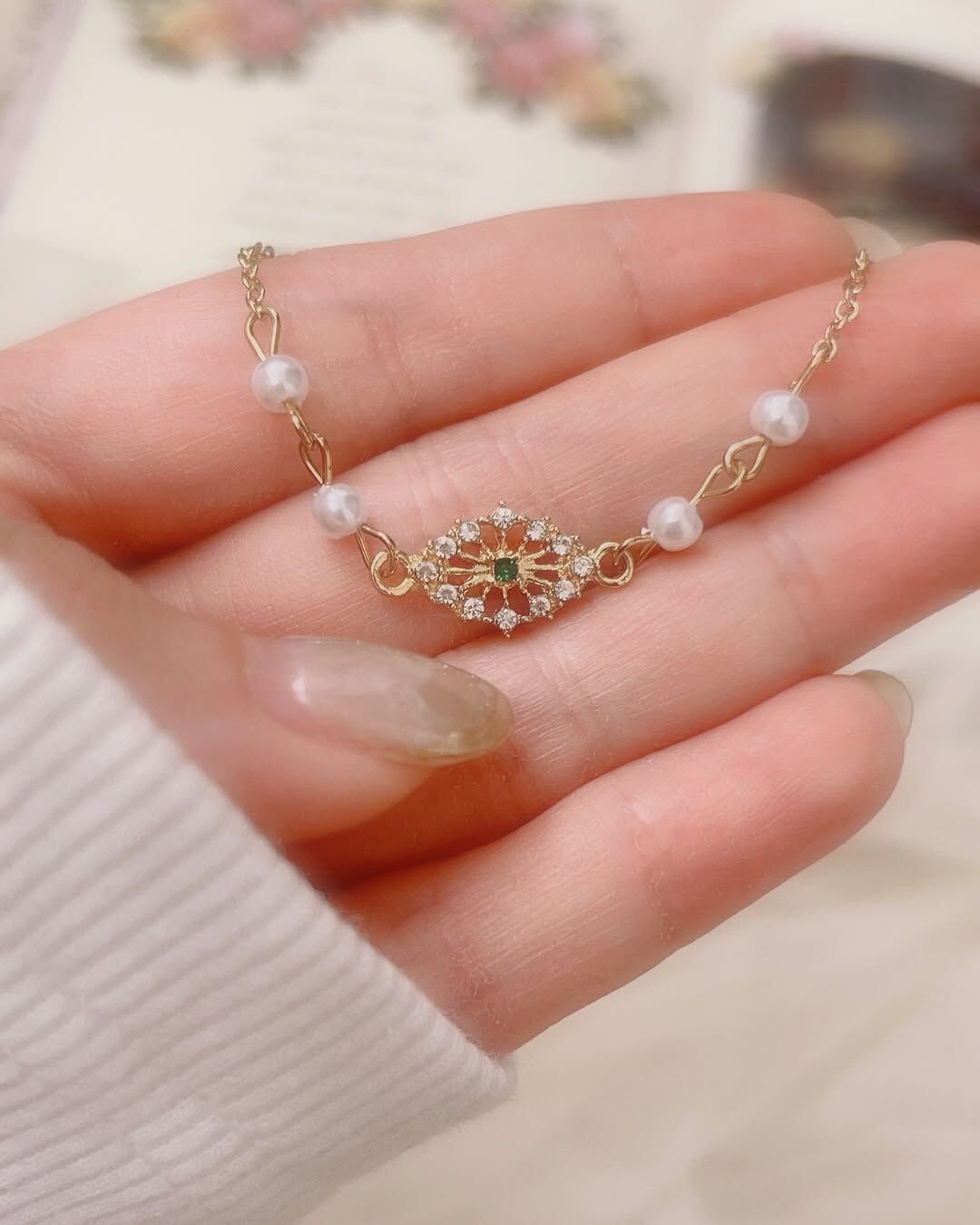 一眼就看見優雅又高貴的歐洲宮廷風墜飾‎♡⃛ ̖- 這樣風格的墜飾非常美卻很少見！ 最喜歡找這種不太撞款的美物給你們了˶˃ᴗ˂˶💗 中間的小綠鑽，與四射光芒的小白鑽 很精緻、很亮麗✨.︎︎⟡*  墜飾的兩側再分別用兩顆珍珠連接 純潔的珍珠，讓氣質非常加分🩰  對了有個可愛的亮點♡ 延長鏈的結尾居然也是珍珠🤍 超喜歡這種小細節.ᐟ.ᐟ  這款手鍊戴起來真的是自帶仙氣(⁎⁍̴̛ᴗ⁍̴̛⁎)🌟 在迎來的春天，帶回家搭配美麗的春裝吧🫧🧺  - - - - - ■ B16 The Charisma Bracelet - 316L  ౨ৎ 𝙞𝙣𝙛𝙤. ౨ৎ ⟡ 材質：𝟥𝟣𝟨𝖫醫療鋼 ⟡ 顏色：金色 ⟡ 商品尺寸：鍊長 𝟣𝟨 ㎝ + 延長鏈 𝟧 ㎝ ㅣ手工測量ㅣ誤差± 𝟤 ㎝