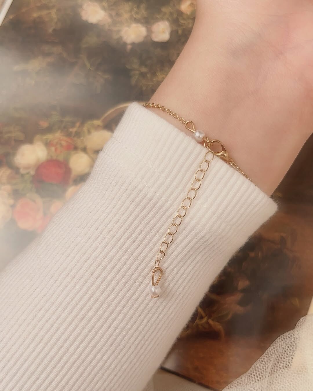 一眼就看見優雅又高貴的歐洲宮廷風墜飾‎♡⃛ ̖- 這樣風格的墜飾非常美卻很少見！ 最喜歡找這種不太撞款的美物給你們了˶˃ᴗ˂˶💗 中間的小綠鑽，與四射光芒的小白鑽 很精緻、很亮麗✨.︎︎⟡*  墜飾的兩側再分別用兩顆珍珠連接 純潔的珍珠，讓氣質非常加分🩰  對了有個可愛的亮點♡ 延長鏈的結尾居然也是珍珠🤍 超喜歡這種小細節.ᐟ.ᐟ  這款手鍊戴起來真的是自帶仙氣(⁎⁍̴̛ᴗ⁍̴̛⁎)🌟 在迎來的春天，帶回家搭配美麗的春裝吧🫧🧺  - - - - - ■ B16 The Charisma Bracelet - 316L  ౨ৎ 𝙞𝙣𝙛𝙤. ౨ৎ ⟡ 材質：𝟥𝟣𝟨𝖫醫療鋼 ⟡ 顏色：金色 ⟡ 商品尺寸：鍊長 𝟣𝟨 ㎝ + 延長鏈 𝟧 ㎝ ㅣ手工測量ㅣ誤差± 𝟤 ㎝