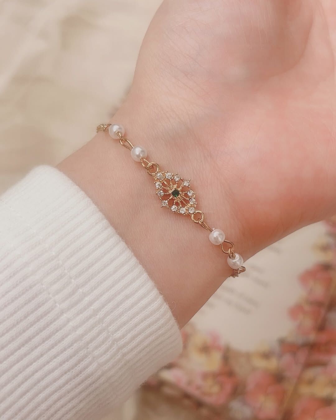 一眼就看見優雅又高貴的歐洲宮廷風墜飾‎♡⃛ ̖- 這樣風格的墜飾非常美卻很少見！ 最喜歡找這種不太撞款的美物給你們了˶˃ᴗ˂˶💗 中間的小綠鑽，與四射光芒的小白鑽 很精緻、很亮麗✨.︎︎⟡*  墜飾的兩側再分別用兩顆珍珠連接 純潔的珍珠，讓氣質非常加分🩰  對了有個可愛的亮點♡ 延長鏈的結尾居然也是珍珠🤍 超喜歡這種小細節.ᐟ.ᐟ  這款手鍊戴起來真的是自帶仙氣(⁎⁍̴̛ᴗ⁍̴̛⁎)🌟 在迎來的春天，帶回家搭配美麗的春裝吧🫧🧺  - - - - - ■ B16 The Charisma Bracelet - 316L  ౨ৎ 𝙞𝙣𝙛𝙤. ౨ৎ ⟡ 材質：𝟥𝟣𝟨𝖫醫療鋼 ⟡ 顏色：金色 ⟡ 商品尺寸：鍊長 𝟣𝟨 ㎝ + 延長鏈 𝟧 ㎝ ㅣ手工測量ㅣ誤差± 𝟤 ㎝