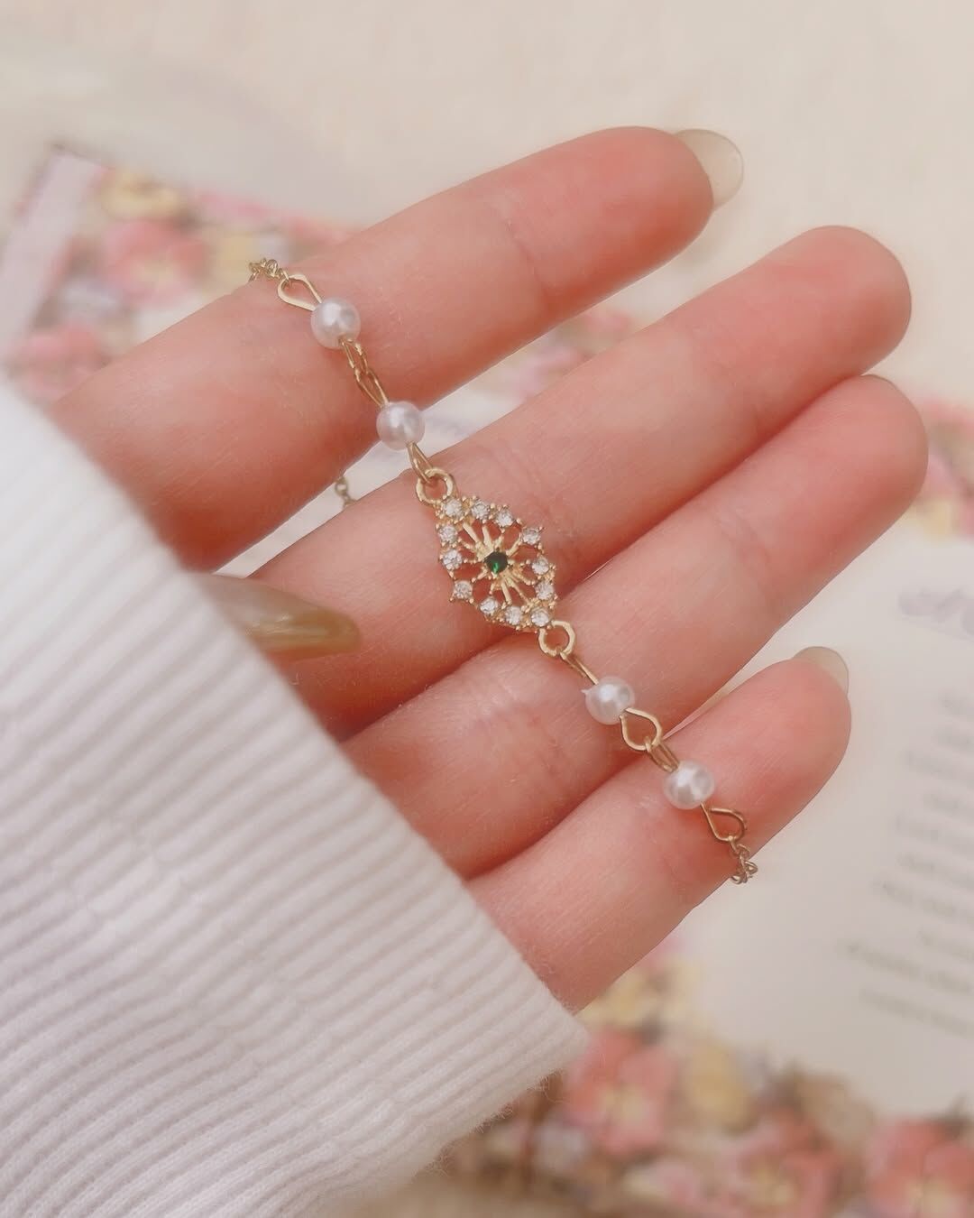 一眼就看見優雅又高貴的歐洲宮廷風墜飾‎♡⃛ ̖- 這樣風格的墜飾非常美卻很少見！ 最喜歡找這種不太撞款的美物給你們了˶˃ᴗ˂˶💗 中間的小綠鑽，與四射光芒的小白鑽 很精緻、很亮麗✨.︎︎⟡*  墜飾的兩側再分別用兩顆珍珠連接 純潔的珍珠，讓氣質非常加分🩰  對了有個可愛的亮點♡ 延長鏈的結尾居然也是珍珠🤍 超喜歡這種小細節.ᐟ.ᐟ  這款手鍊戴起來真的是自帶仙氣(⁎⁍̴̛ᴗ⁍̴̛⁎)🌟 在迎來的春天，帶回家搭配美麗的春裝吧🫧🧺  - - - - - ■ B16 The Charisma Bracelet - 316L  ౨ৎ 𝙞𝙣𝙛𝙤. ౨ৎ ⟡ 材質：𝟥𝟣𝟨𝖫醫療鋼 ⟡ 顏色：金色 ⟡ 商品尺寸：鍊長 𝟣𝟨 ㎝ + 延長鏈 𝟧 ㎝ ㅣ手工測量ㅣ誤差± 𝟤 ㎝