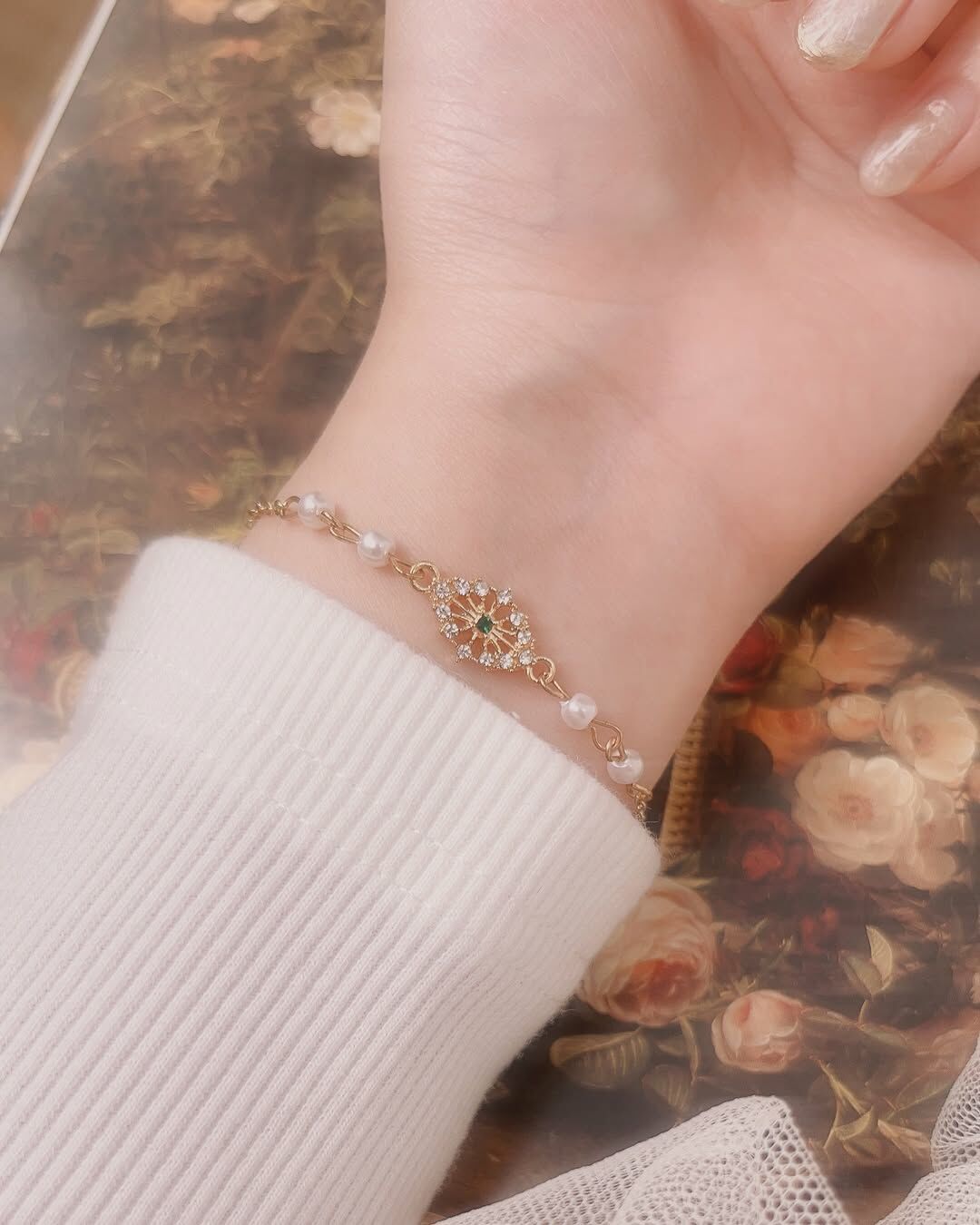 一眼就看見優雅又高貴的歐洲宮廷風墜飾‎♡⃛ ̖- 這樣風格的墜飾非常美卻很少見！ 最喜歡找這種不太撞款的美物給你們了˶˃ᴗ˂˶💗 中間的小綠鑽，與四射光芒的小白鑽 很精緻、很亮麗✨.︎︎⟡*  墜飾的兩側再分別用兩顆珍珠連接 純潔的珍珠，讓氣質非常加分🩰  對了有個可愛的亮點♡ 延長鏈的結尾居然也是珍珠🤍 超喜歡這種小細節.ᐟ.ᐟ  這款手鍊戴起來真的是自帶仙氣(⁎⁍̴̛ᴗ⁍̴̛⁎)🌟 在迎來的春天，帶回家搭配美麗的春裝吧🫧🧺  - - - - - ■ B16 The Charisma Bracelet - 316L  ౨ৎ 𝙞𝙣𝙛𝙤. ౨ৎ ⟡ 材質：𝟥𝟣𝟨𝖫醫療鋼 ⟡ 顏色：金色 ⟡ 商品尺寸：鍊長 𝟣𝟨 ㎝ + 延長鏈 𝟧 ㎝ ㅣ手工測量ㅣ誤差± 𝟤 ㎝