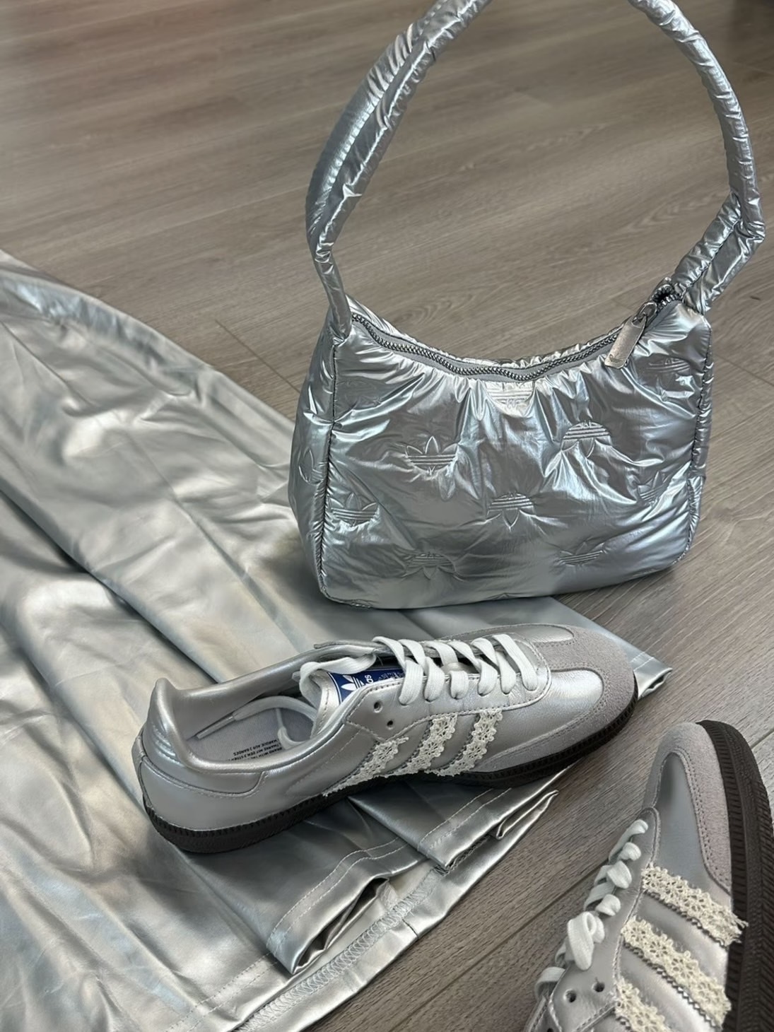 【預購】ADIDAS ORIGINALS 印花LOGO 側背小包 銀色 I13393