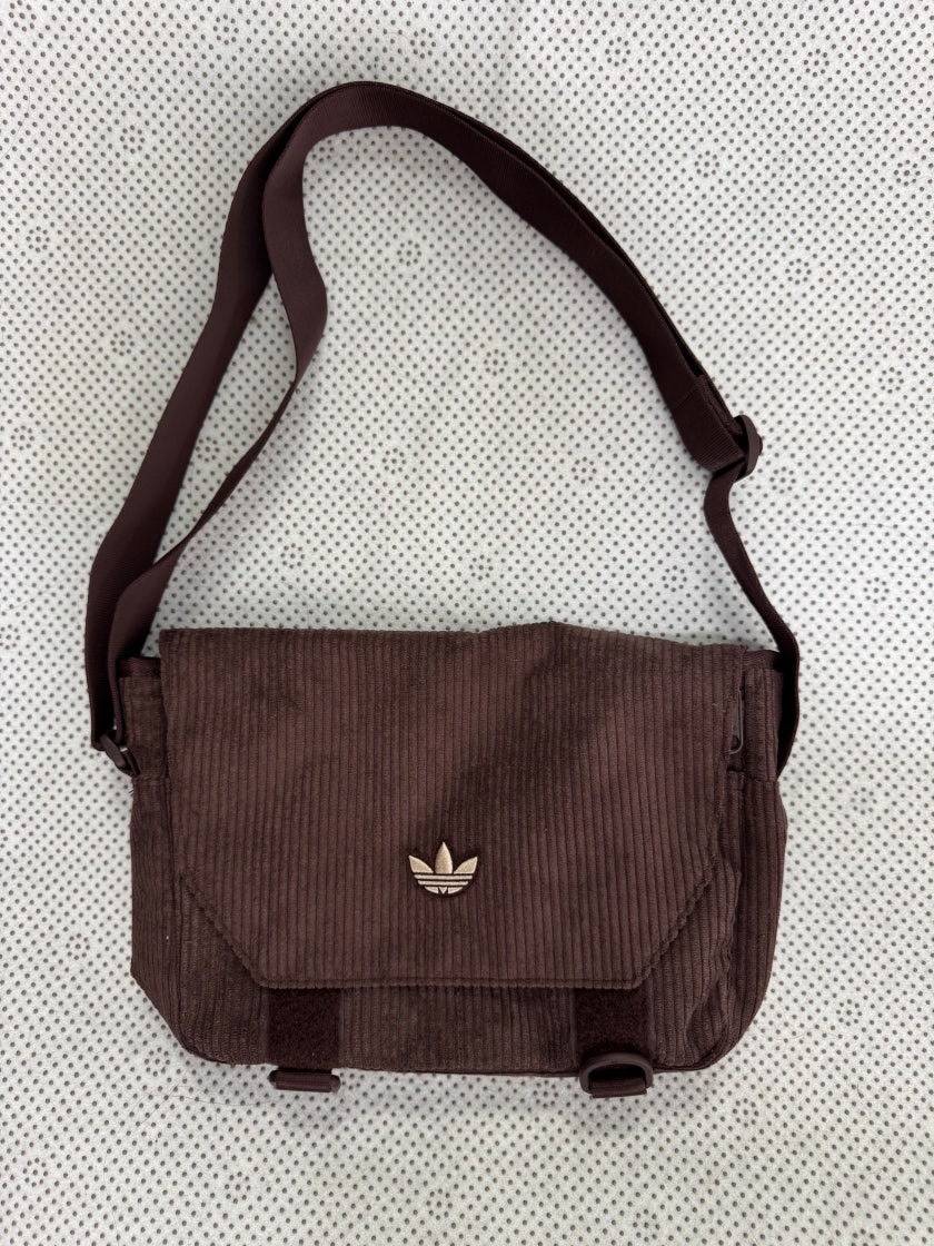 【預購】ADIDAS ORIGINALS 燈芯絨 斜跨包 單肩包 棕色 I3519