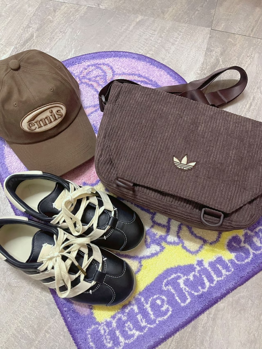 【預購】ADIDAS ORIGINALS 燈芯絨 斜跨包 單肩包 棕色 I3519