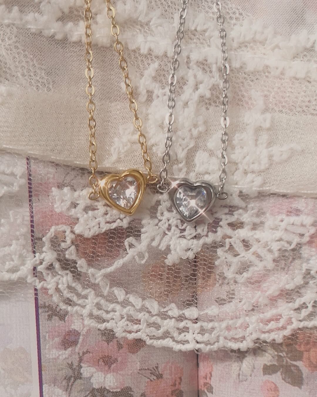 這顆明媚浪漫的愛心鑽款🫶🏻💎 之前有出耳環跟項鍊 這次終於出了手鍊款 整套蒐集完成.ᐟ.ᐟ  愛心鑽體裡面特殊的切割法 讓光線的折射像晨間或黃昏的光暈一樣 溫柔而朦朧🫧✨  愛心雖然通常是可愛元素 但愛心鑽➕氣質天花板的細鍊設計 成熟又可愛，非常有魅力👠⋆꙳𝜗𝜚꙳.*  取名為You are my darling💛 因為這款設計給人感覺很有魅力、想讓人親近 像是心中那位darling♡ 也許你也是別人心中的那位darling唷🧸.︎︎⟡* 至少一定是Hude的darling💕  - - - - - ■ B17 You are my darling Bracelet - 316L  ౨ৎ 𝙞𝙣𝙛𝙤. ౨ৎ ⟡ 材質：𝟥𝟣𝟨𝖫醫療鋼 ⟡ 顏色：金色、銀色 ⟡ 商品尺寸：鍊長 𝟣𝟨 ㎝ + 延長鏈 𝟧 ㎝ ㅣ手工測量ㅣ誤差± 𝟤 ㎝