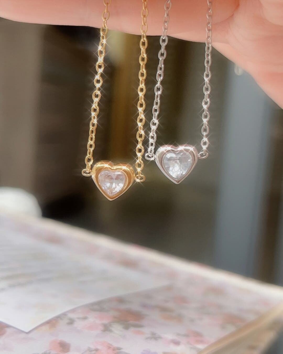 這顆明媚浪漫的愛心鑽款🫶🏻💎 之前有出耳環跟項鍊 這次終於出了手鍊款 整套蒐集完成.ᐟ.ᐟ  愛心鑽體裡面特殊的切割法 讓光線的折射像晨間或黃昏的光暈一樣 溫柔而朦朧🫧✨  愛心雖然通常是可愛元素 但愛心鑽➕氣質天花板的細鍊設計 成熟又可愛，非常有魅力👠⋆꙳𝜗𝜚꙳.*  取名為You are my darling💛 因為這款設計給人感覺很有魅力、想讓人親近 像是心中那位darling♡ 也許你也是別人心中的那位darling唷🧸.︎︎⟡* 至少一定是Hude的darling💕  - - - - - ■ B17 You are my darling Bracelet - 316L  ౨ৎ 𝙞𝙣𝙛𝙤. ౨ৎ ⟡ 材質：𝟥𝟣𝟨𝖫醫療鋼 ⟡ 顏色：金色、銀色 ⟡ 商品尺寸：鍊長 𝟣𝟨 ㎝ + 延長鏈 𝟧 ㎝ ㅣ手工測量ㅣ誤差± 𝟤 ㎝