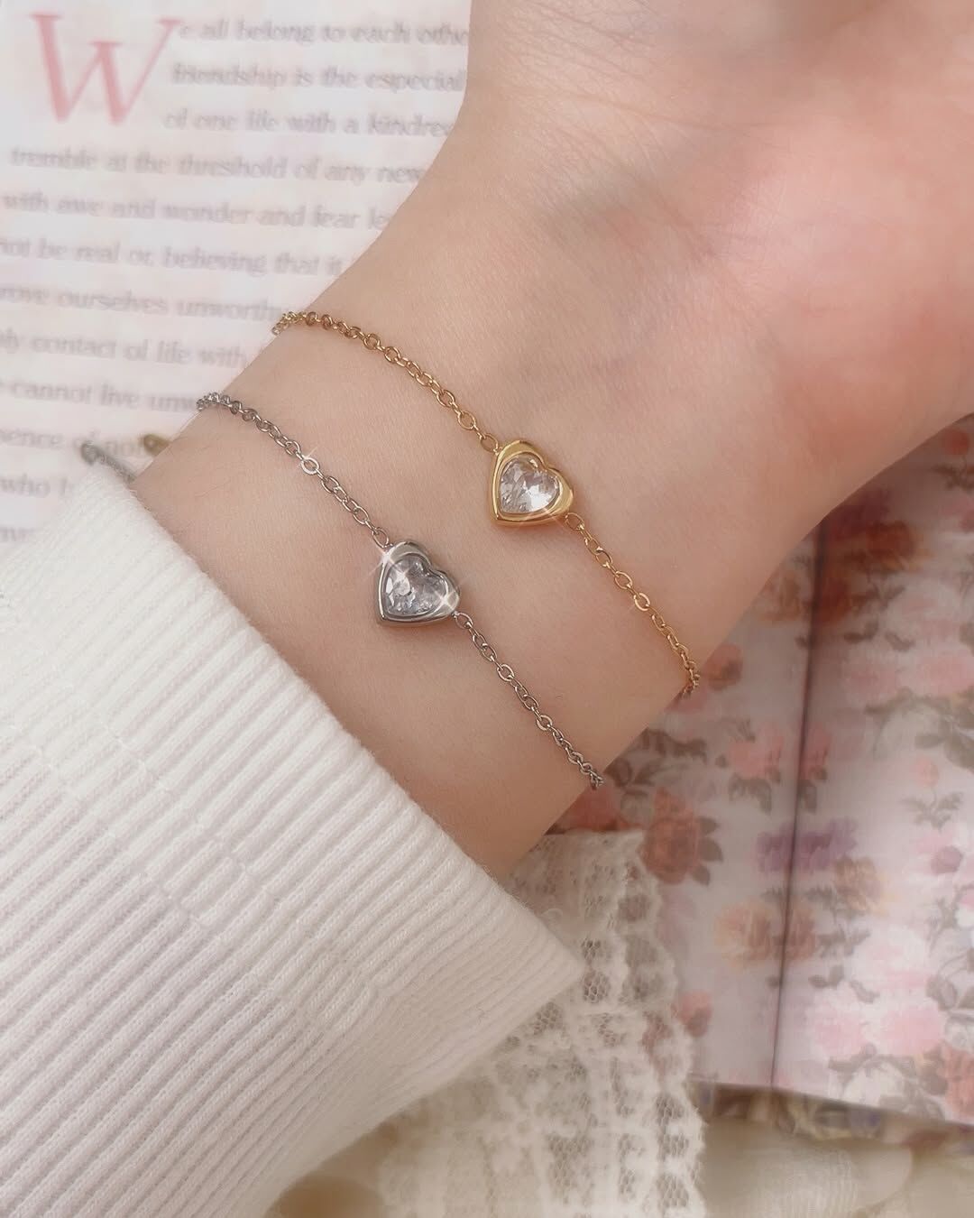 這顆明媚浪漫的愛心鑽款🫶🏻💎 之前有出耳環跟項鍊 這次終於出了手鍊款 整套蒐集完成.ᐟ.ᐟ  愛心鑽體裡面特殊的切割法 讓光線的折射像晨間或黃昏的光暈一樣 溫柔而朦朧🫧✨  愛心雖然通常是可愛元素 但愛心鑽➕氣質天花板的細鍊設計 成熟又可愛，非常有魅力👠⋆꙳𝜗𝜚꙳.*  取名為You are my darling💛 因為這款設計給人感覺很有魅力、想讓人親近 像是心中那位darling♡ 也許你也是別人心中的那位darling唷🧸.︎︎⟡* 至少一定是Hude的darling💕  - - - - - ■ B17 You are my darling Bracelet - 316L  ౨ৎ 𝙞𝙣𝙛𝙤. ౨ৎ ⟡ 材質：𝟥𝟣𝟨𝖫醫療鋼 ⟡ 顏色：金色、銀色 ⟡ 商品尺寸：鍊長 𝟣𝟨 ㎝ + 延長鏈 𝟧 ㎝ ㅣ手工測量ㅣ誤差± 𝟤 ㎝