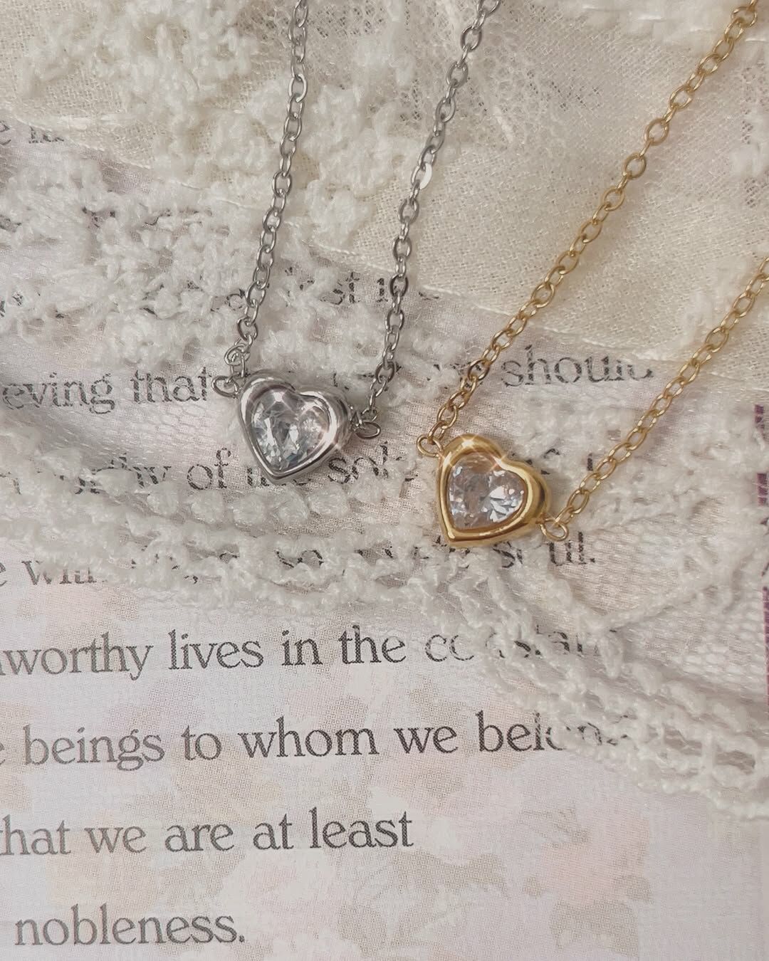 這顆明媚浪漫的愛心鑽款🫶🏻💎 之前有出耳環跟項鍊 這次終於出了手鍊款 整套蒐集完成.ᐟ.ᐟ  愛心鑽體裡面特殊的切割法 讓光線的折射像晨間或黃昏的光暈一樣 溫柔而朦朧🫧✨  愛心雖然通常是可愛元素 但愛心鑽➕氣質天花板的細鍊設計 成熟又可愛，非常有魅力👠⋆꙳𝜗𝜚꙳.*  取名為You are my darling💛 因為這款設計給人感覺很有魅力、想讓人親近 像是心中那位darling♡ 也許你也是別人心中的那位darling唷🧸.︎︎⟡* 至少一定是Hude的darling💕  - - - - - ■ B17 You are my darling Bracelet - 316L  ౨ৎ 𝙞𝙣𝙛𝙤. ౨ৎ ⟡ 材質：𝟥𝟣𝟨𝖫醫療鋼 ⟡ 顏色：金色、銀色 ⟡ 商品尺寸：鍊長 𝟣𝟨 ㎝ + 延長鏈 𝟧 ㎝ ㅣ手工測量ㅣ誤差± 𝟤 ㎝