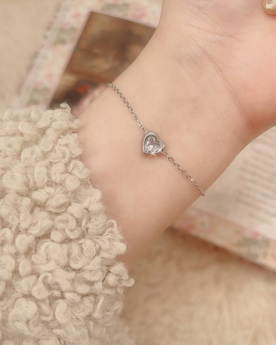 這顆明媚浪漫的愛心鑽款🫶🏻💎 之前有出耳環跟項鍊 這次終於出了手鍊款 整套蒐集完成.ᐟ.ᐟ  愛心鑽體裡面特殊的切割法 讓光線的折射像晨間或黃昏的光暈一樣 溫柔而朦朧🫧✨  愛心雖然通常是可愛元素 但愛心鑽➕氣質天花板的細鍊設計 成熟又可愛，非常有魅力👠⋆꙳𝜗𝜚꙳.*  取名為You are my darling💛 因為這款設計給人感覺很有魅力、想讓人親近 像是心中那位darling♡ 也許你也是別人心中的那位darling唷🧸.︎︎⟡* 至少一定是Hude的darling💕  - - - - - ■ B17 You are my darling Bracelet - 316L  ౨ৎ 𝙞𝙣𝙛𝙤. ౨ৎ ⟡ 材質：𝟥𝟣𝟨𝖫醫療鋼 ⟡ 顏色：金色、銀色 ⟡ 商品尺寸：鍊長 𝟣𝟨 ㎝ + 延長鏈 𝟧 ㎝ ㅣ手工測量ㅣ誤差± 𝟤 ㎝