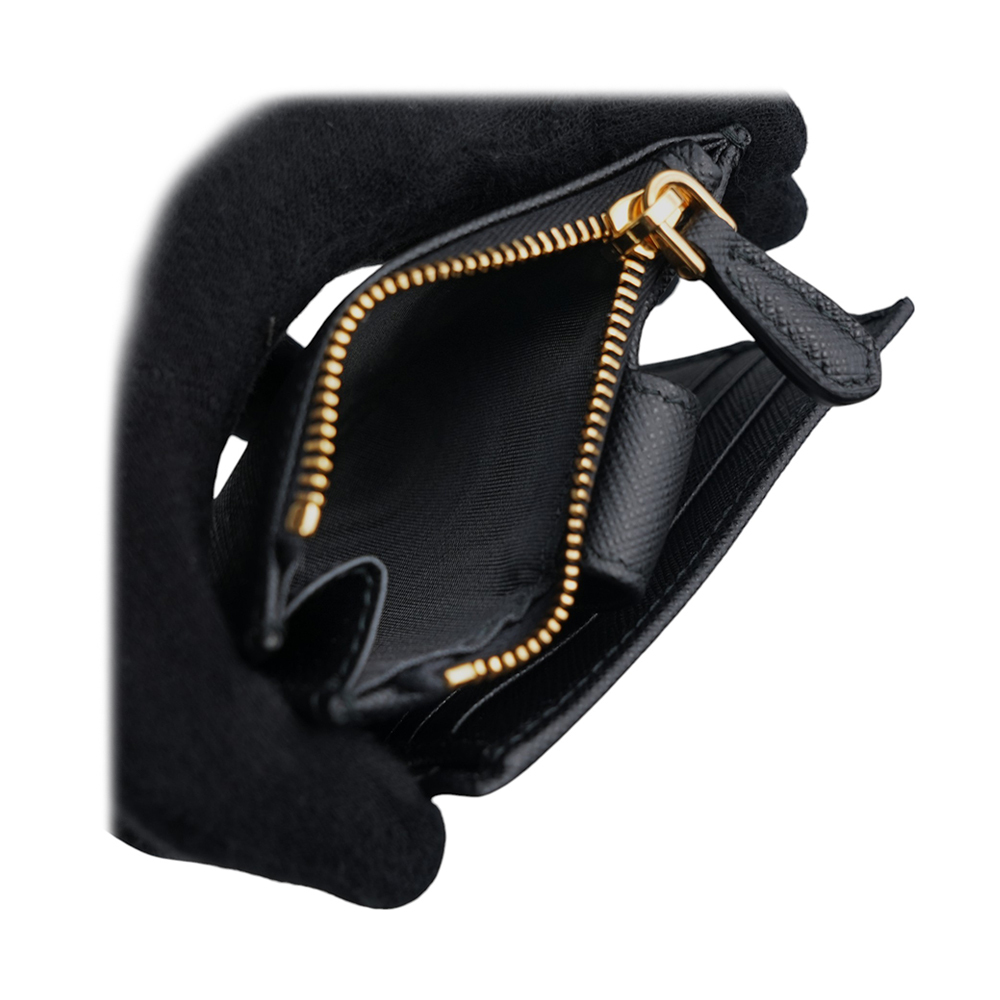 【PRADA】金字浮雕Logo 防刮牛皮卡片短夾(黑色)1ML047 QWA F0002