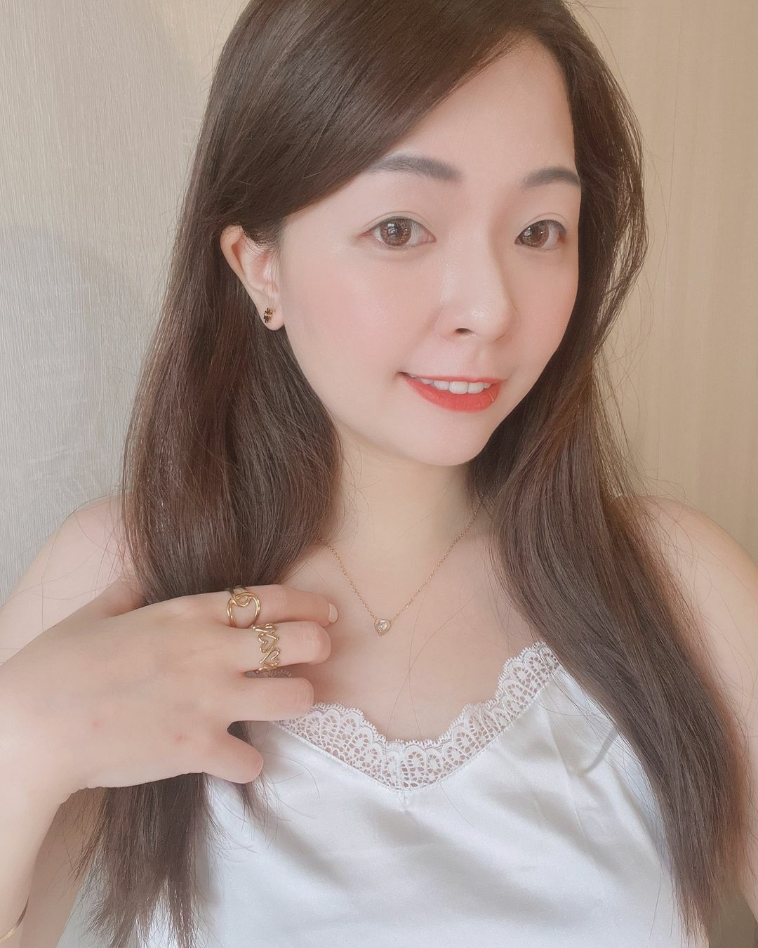 這顆明媚浪漫的愛心鑽款🫶🏻💎 之前有出耳環跟項鍊 這次終於出了手鍊款 整套蒐集完成.ᐟ.ᐟ  愛心鑽體裡面特殊的切割法 讓光線的折射像晨間或黃昏的光暈一樣 溫柔而朦朧🫧✨  愛心雖然通常是可愛元素 但愛心鑽➕氣質天花板的細鍊設計 成熟又可愛，非常有魅力👠⋆꙳𝜗𝜚꙳.*  取名為You are my darling💛 因為這款設計給人感覺很有魅力、想讓人親近 像是心中那位darling♡ 也許你也是別人心中的那位darling唷🧸.︎︎⟡* 至少一定是Hude的darling💕  - - - - - ■ B17 You are my darling Bracelet - 316L  ౨ৎ 𝙞𝙣𝙛𝙤. ౨ৎ ⟡ 材質：𝟥𝟣𝟨𝖫醫療鋼 ⟡ 顏色：金色、銀色 ⟡ 商品尺寸：鍊長 𝟣𝟨 ㎝ + 延長鏈 𝟧 ㎝ ㅣ手工測量ㅣ誤差± 𝟤 ㎝