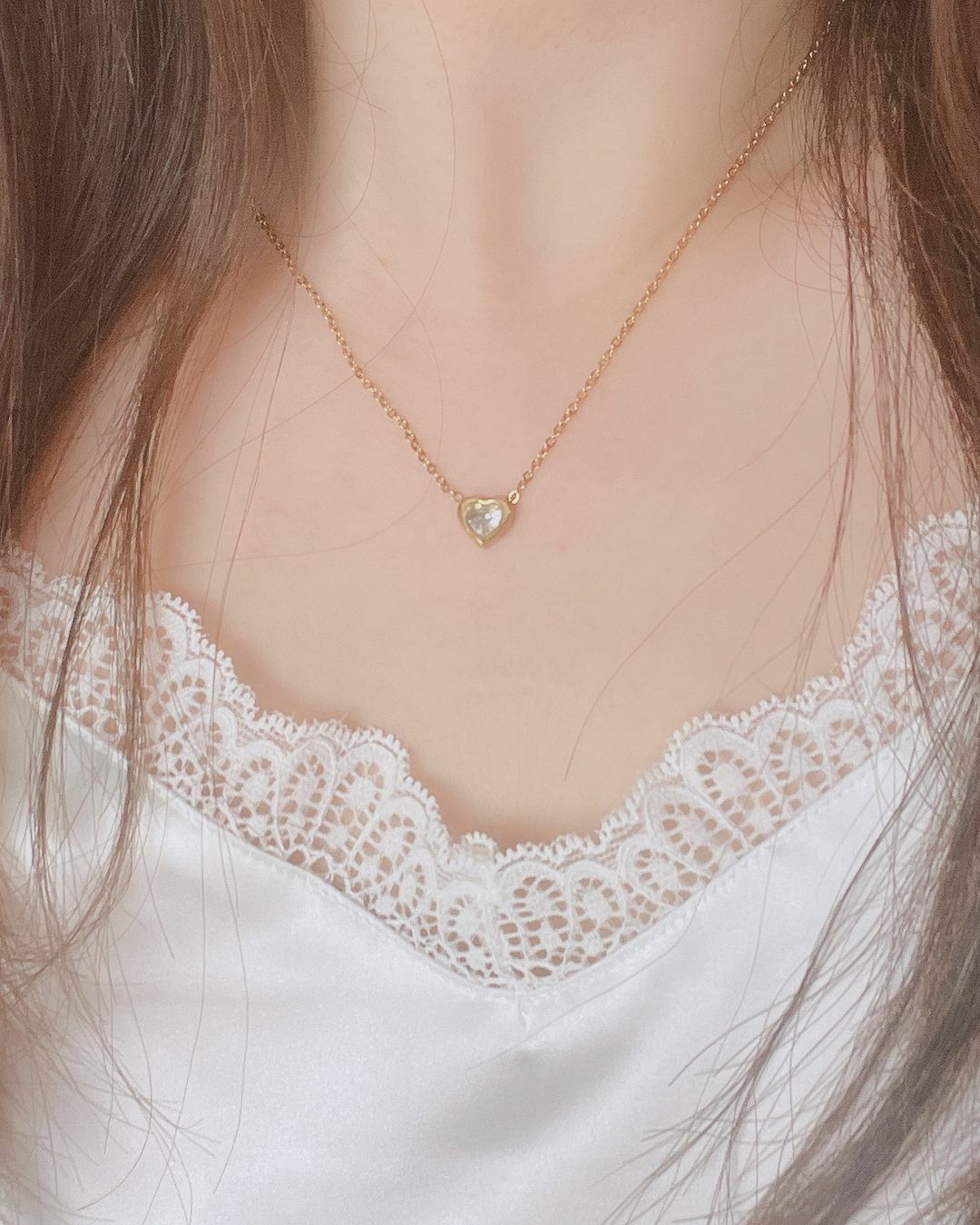 這顆明媚浪漫的愛心鑽款🫶🏻💎 之前有出耳環跟項鍊 這次終於出了手鍊款 整套蒐集完成.ᐟ.ᐟ  愛心鑽體裡面特殊的切割法 讓光線的折射像晨間或黃昏的光暈一樣 溫柔而朦朧🫧✨  愛心雖然通常是可愛元素 但愛心鑽➕氣質天花板的細鍊設計 成熟又可愛，非常有魅力👠⋆꙳𝜗𝜚꙳.*  取名為You are my darling💛 因為這款設計給人感覺很有魅力、想讓人親近 像是心中那位darling♡ 也許你也是別人心中的那位darling唷🧸.︎︎⟡* 至少一定是Hude的darling💕  - - - - - ■ B17 You are my darling Bracelet - 316L  ౨ৎ 𝙞𝙣𝙛𝙤. ౨ৎ ⟡ 材質：𝟥𝟣𝟨𝖫醫療鋼 ⟡ 顏色：金色、銀色 ⟡ 商品尺寸：鍊長 𝟣𝟨 ㎝ + 延長鏈 𝟧 ㎝ ㅣ手工測量ㅣ誤差± 𝟤 ㎝