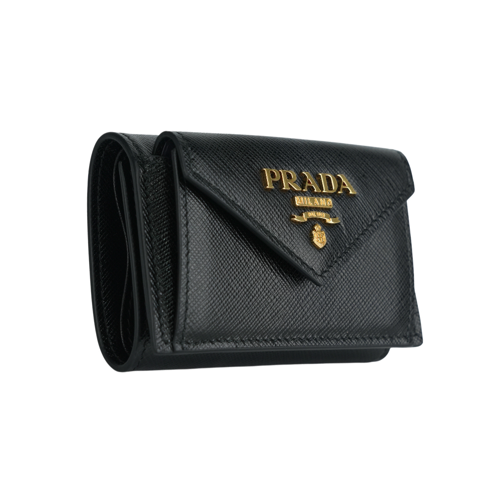 【PRADA】浮雕Logo防刮皮革信封造型迷你三折短夾(黑色)1MH021 QWA F0002