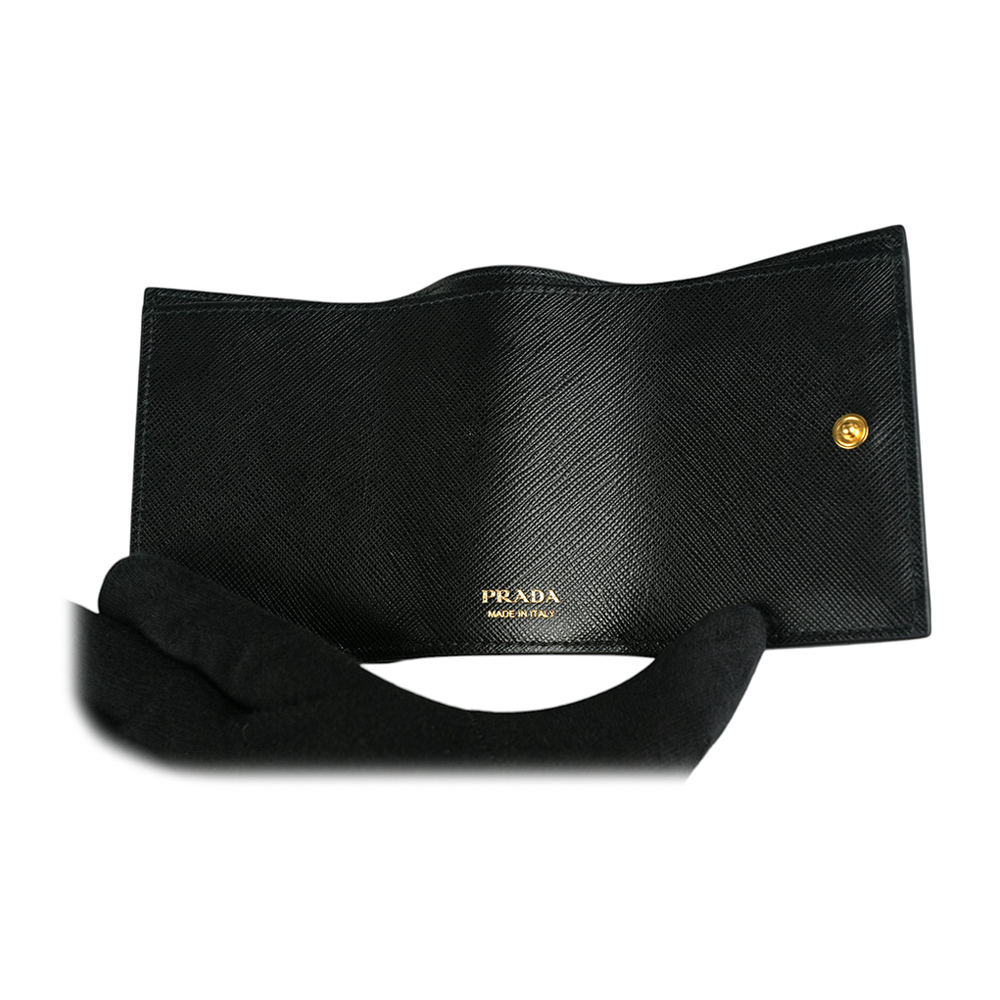 【PRADA】浮雕Logo防刮皮革信封造型迷你三折短夾(黑色)1MH021 QWA F0002