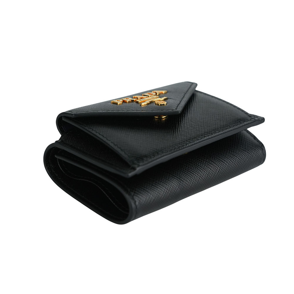 【PRADA】浮雕Logo防刮皮革信封造型迷你三折短夾(黑色)1MH021 QWA F0002