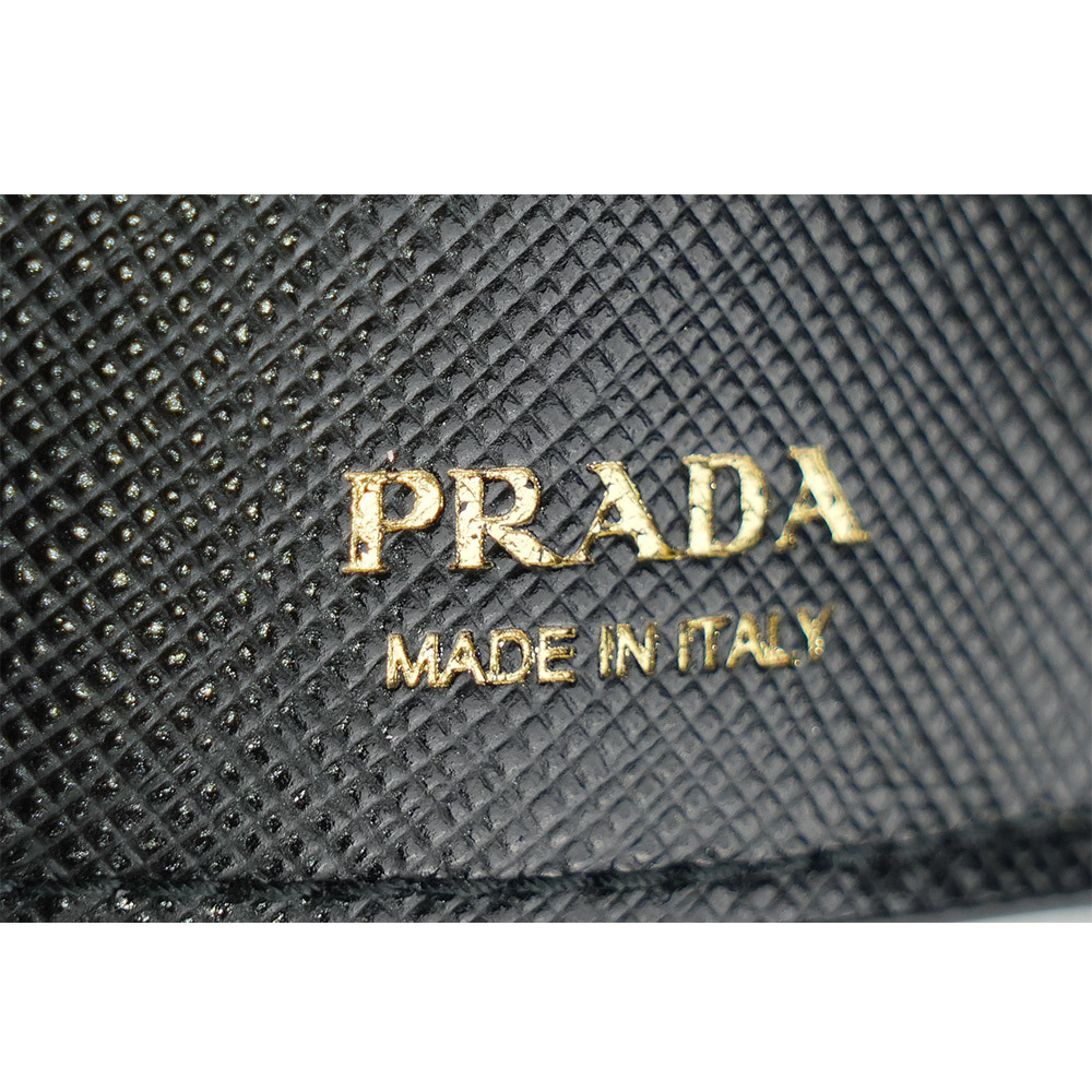 【PRADA】浮雕Logo防刮皮革信封造型迷你三折短夾(黑色)1MH021 QWA F0002