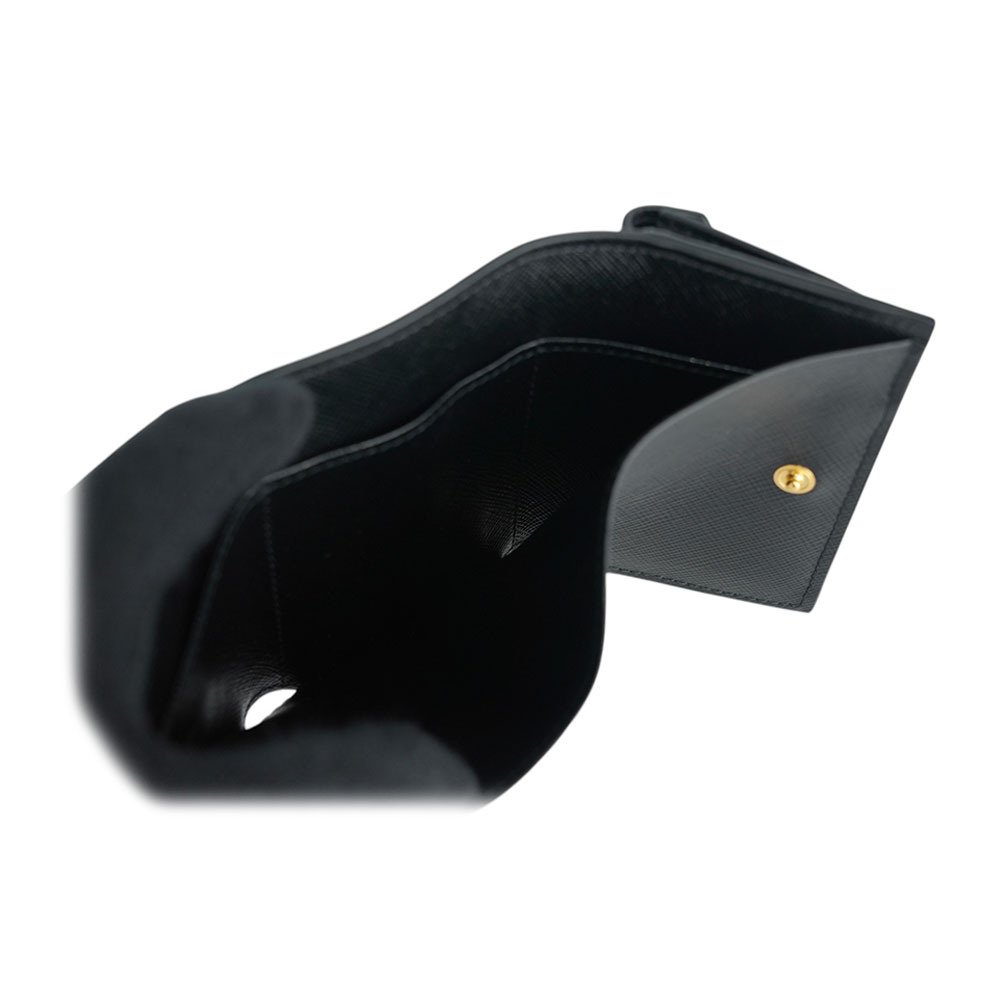 【PRADA】浮雕Logo防刮皮革信封造型迷你三折短夾(黑色)1MH021 QWA F0002