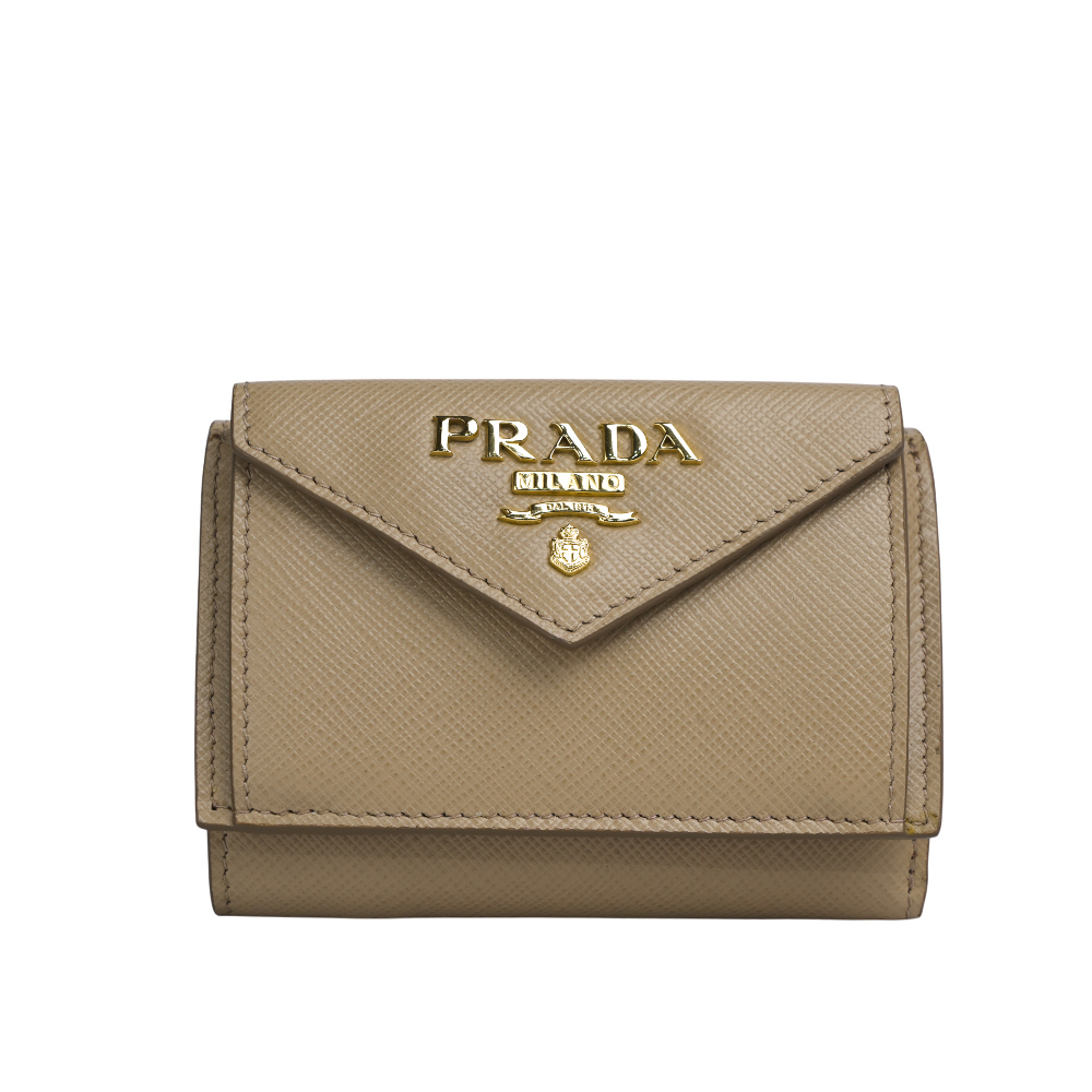 【Prada】浮雕Logo防刮皮革信封造型迷你三折短夾