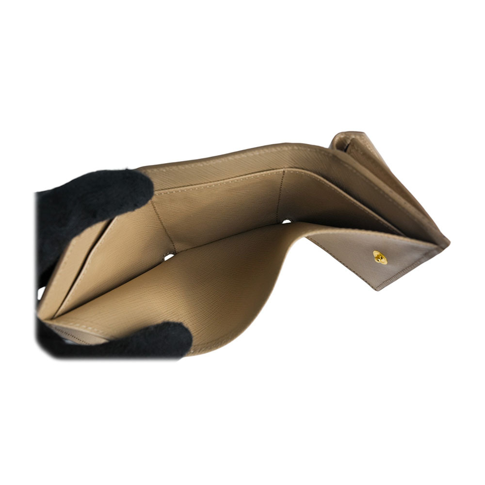 【PRADA】浮雕Logo防刮皮革信封造型迷你三折短夾(藕粉色)1MH021 QWA F0236