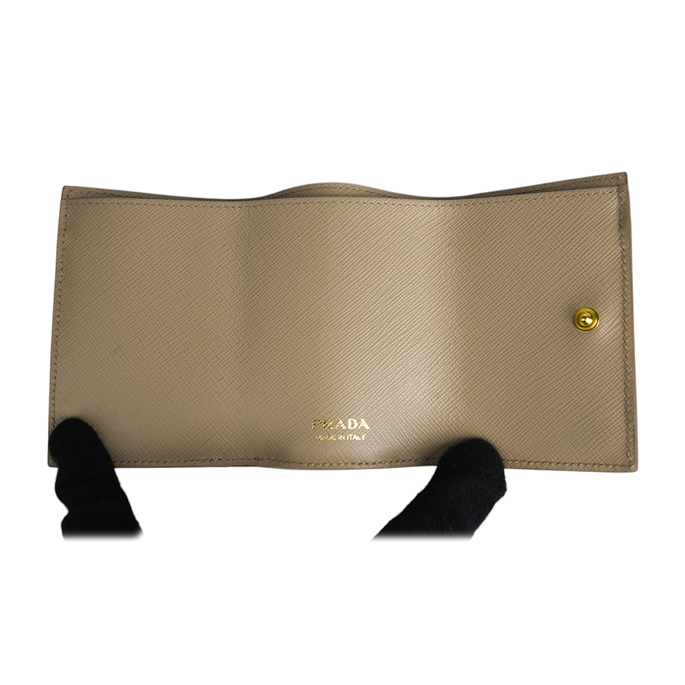 【PRADA】浮雕Logo防刮皮革信封造型迷你三折短夾(藕粉色)1MH021 QWA F0236