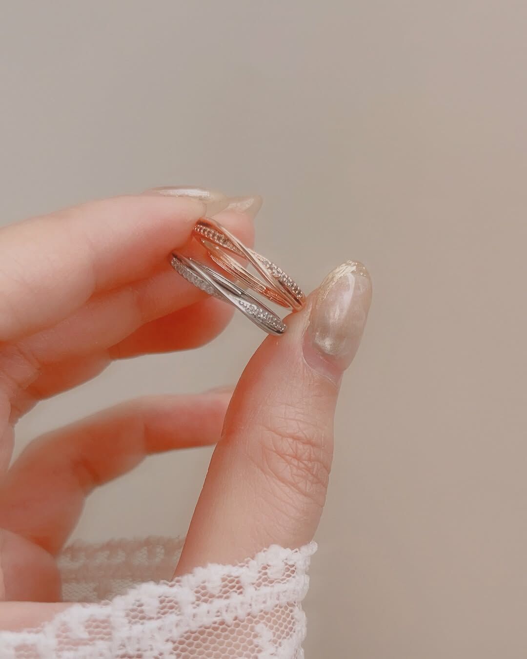 素雅的細線 + 滿鑽亮麗的線 這兩條交織綿延的線 象徵此情綿長且深遠ᝰ♡  它所散發出的光，隨著角度明明滅滅 像是用手輕輕滑過被陽光灑下的湖面 使水面反射的光像在舞動、閃爍著💃🏻.︎︎⟡*🎵  交錯的線條，延伸了視覺層次感🪁 而一素一亮的設計，也讓細節不會太重 可以是慵懶、自在時戴上🛋️ 也可以是忙碌的上班、上課日常時戴上⌨️  指尖溫柔的光，希望能提醒你 永遠把自己放在手心，像寶貝一樣好好對待✨  ౨ৎ 𝙞𝙣𝙛𝙤. ౨ৎ - - - - - ■ R25 I love you endlessly - silver925 ⟡ 材質：𝗌𝟫𝟤𝟧 ⟡ 顏色：玫瑰金色、銀色 ⟡ 商品尺寸：戒圍可調整，最小內直徑為𝟣.𝟨 ㎝ ㅣ手工測量ㅣ誤差± 𝟢.𝟤 ㎝