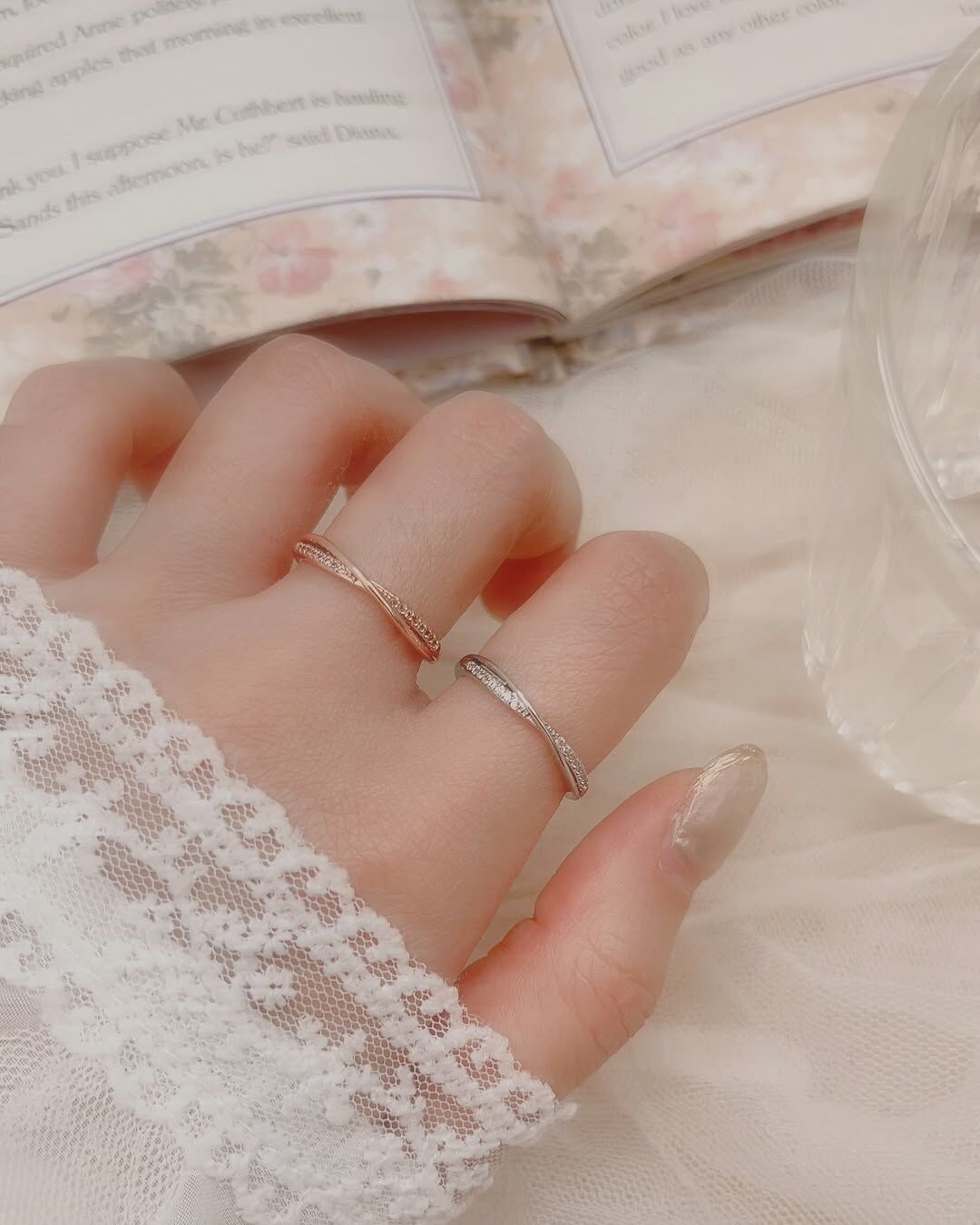素雅的細線 + 滿鑽亮麗的線 這兩條交織綿延的線 象徵此情綿長且深遠ᝰ♡  它所散發出的光，隨著角度明明滅滅 像是用手輕輕滑過被陽光灑下的湖面 使水面反射的光像在舞動、閃爍著💃🏻.︎︎⟡*🎵  交錯的線條，延伸了視覺層次感🪁 而一素一亮的設計，也讓細節不會太重 可以是慵懶、自在時戴上🛋️ 也可以是忙碌的上班、上課日常時戴上⌨️  指尖溫柔的光，希望能提醒你 永遠把自己放在手心，像寶貝一樣好好對待✨  ౨ৎ 𝙞𝙣𝙛𝙤. ౨ৎ - - - - - ■ R25 I love you endlessly - silver925 ⟡ 材質：𝗌𝟫𝟤𝟧 ⟡ 顏色：玫瑰金色、銀色 ⟡ 商品尺寸：戒圍可調整，最小內直徑為𝟣.𝟨 ㎝ ㅣ手工測量ㅣ誤差± 𝟢.𝟤 ㎝