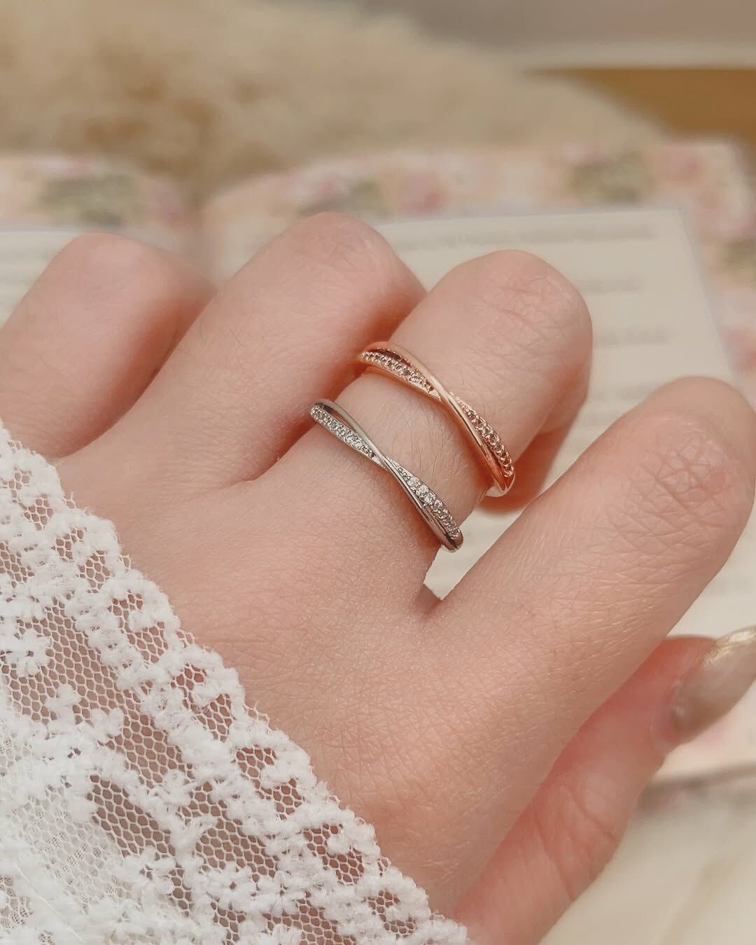 素雅的細線 + 滿鑽亮麗的線 這兩條交織綿延的線 象徵此情綿長且深遠ᝰ♡  它所散發出的光，隨著角度明明滅滅 像是用手輕輕滑過被陽光灑下的湖面 使水面反射的光像在舞動、閃爍著💃🏻.︎︎⟡*🎵  交錯的線條，延伸了視覺層次感🪁 而一素一亮的設計，也讓細節不會太重 可以是慵懶、自在時戴上🛋️ 也可以是忙碌的上班、上課日常時戴上⌨️  指尖溫柔的光，希望能提醒你 永遠把自己放在手心，像寶貝一樣好好對待✨  ౨ৎ 𝙞𝙣𝙛𝙤. ౨ৎ - - - - - ■ R25 I love you endlessly - silver925 ⟡ 材質：𝗌𝟫𝟤𝟧 ⟡ 顏色：玫瑰金色、銀色 ⟡ 商品尺寸：戒圍可調整，最小內直徑為𝟣.𝟨 ㎝ ㅣ手工測量ㅣ誤差± 𝟢.𝟤 ㎝