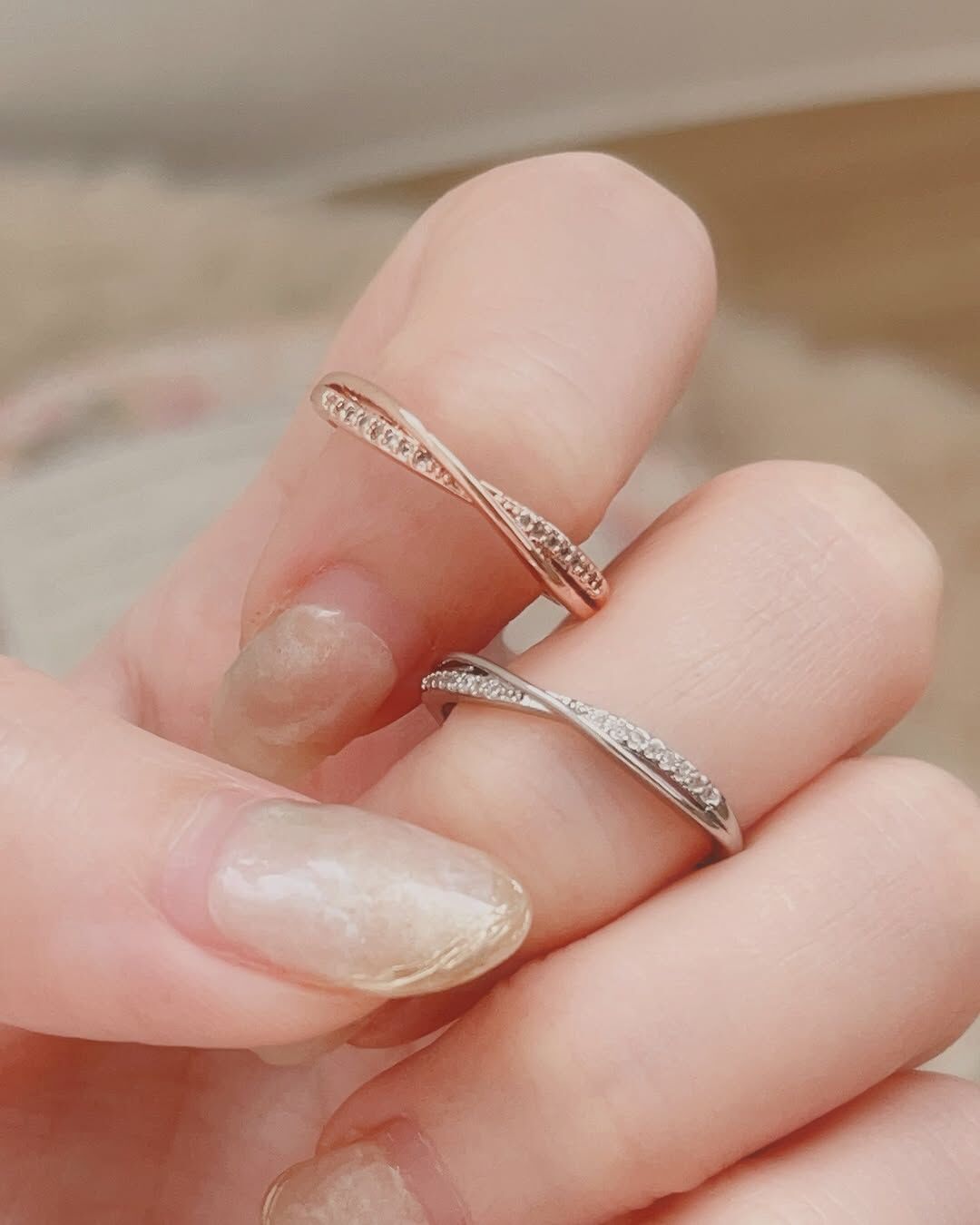 素雅的細線 + 滿鑽亮麗的線 這兩條交織綿延的線 象徵此情綿長且深遠ᝰ♡  它所散發出的光，隨著角度明明滅滅 像是用手輕輕滑過被陽光灑下的湖面 使水面反射的光像在舞動、閃爍著💃🏻.︎︎⟡*🎵  交錯的線條，延伸了視覺層次感🪁 而一素一亮的設計，也讓細節不會太重 可以是慵懶、自在時戴上🛋️ 也可以是忙碌的上班、上課日常時戴上⌨️  指尖溫柔的光，希望能提醒你 永遠把自己放在手心，像寶貝一樣好好對待✨  ౨ৎ 𝙞𝙣𝙛𝙤. ౨ৎ - - - - - ■ R25 I love you endlessly - silver925 ⟡ 材質：𝗌𝟫𝟤𝟧 ⟡ 顏色：玫瑰金色、銀色 ⟡ 商品尺寸：戒圍可調整，最小內直徑為𝟣.𝟨 ㎝ ㅣ手工測量ㅣ誤差± 𝟢.𝟤 ㎝