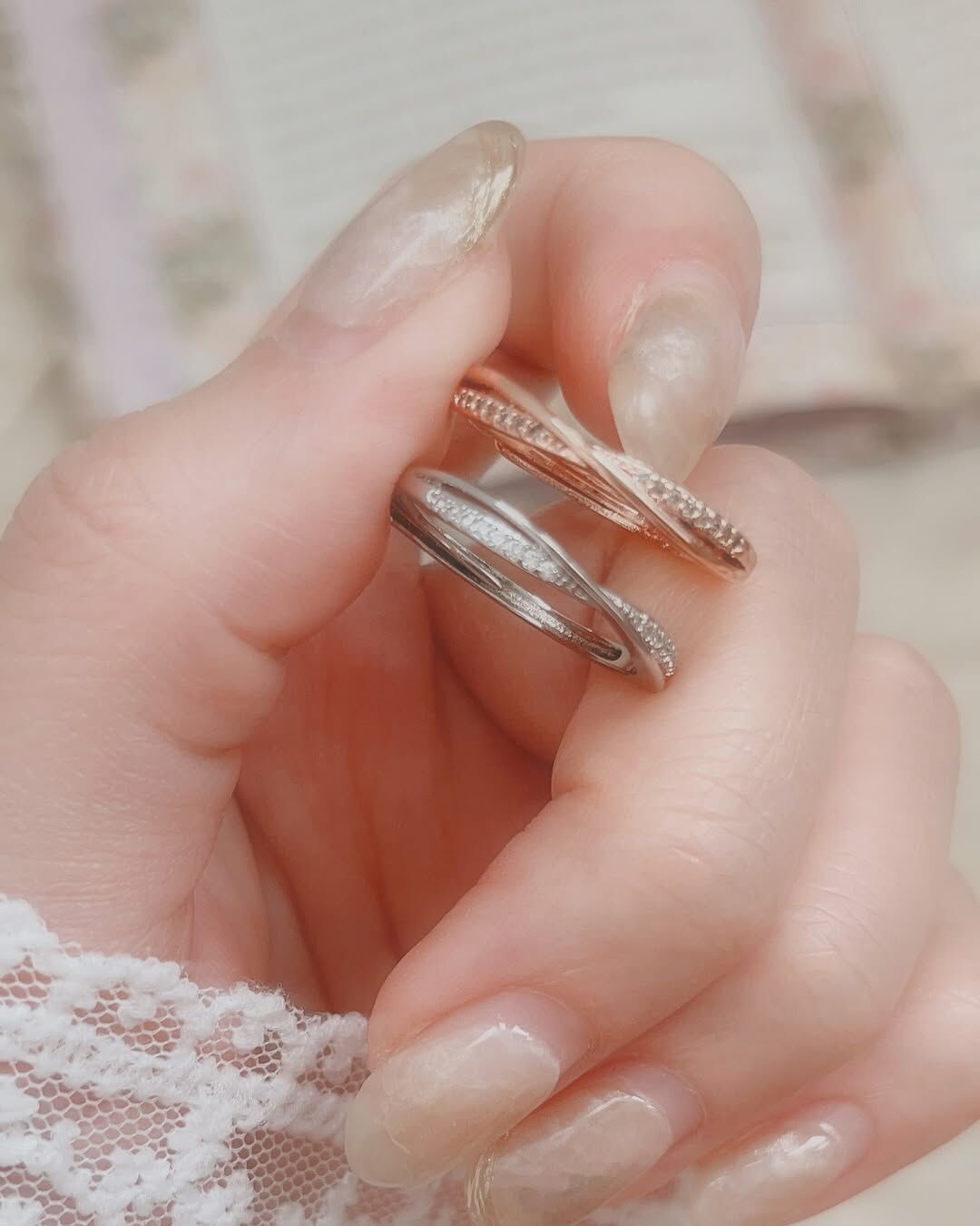 素雅的細線 + 滿鑽亮麗的線 這兩條交織綿延的線 象徵此情綿長且深遠ᝰ♡  它所散發出的光，隨著角度明明滅滅 像是用手輕輕滑過被陽光灑下的湖面 使水面反射的光像在舞動、閃爍著💃🏻.︎︎⟡*🎵  交錯的線條，延伸了視覺層次感🪁 而一素一亮的設計，也讓細節不會太重 可以是慵懶、自在時戴上🛋️ 也可以是忙碌的上班、上課日常時戴上⌨️  指尖溫柔的光，希望能提醒你 永遠把自己放在手心，像寶貝一樣好好對待✨  ౨ৎ 𝙞𝙣𝙛𝙤. ౨ৎ - - - - - ■ R25 I love you endlessly - silver925 ⟡ 材質：𝗌𝟫𝟤𝟧 ⟡ 顏色：玫瑰金色、銀色 ⟡ 商品尺寸：戒圍可調整，最小內直徑為𝟣.𝟨 ㎝ ㅣ手工測量ㅣ誤差± 𝟢.𝟤 ㎝