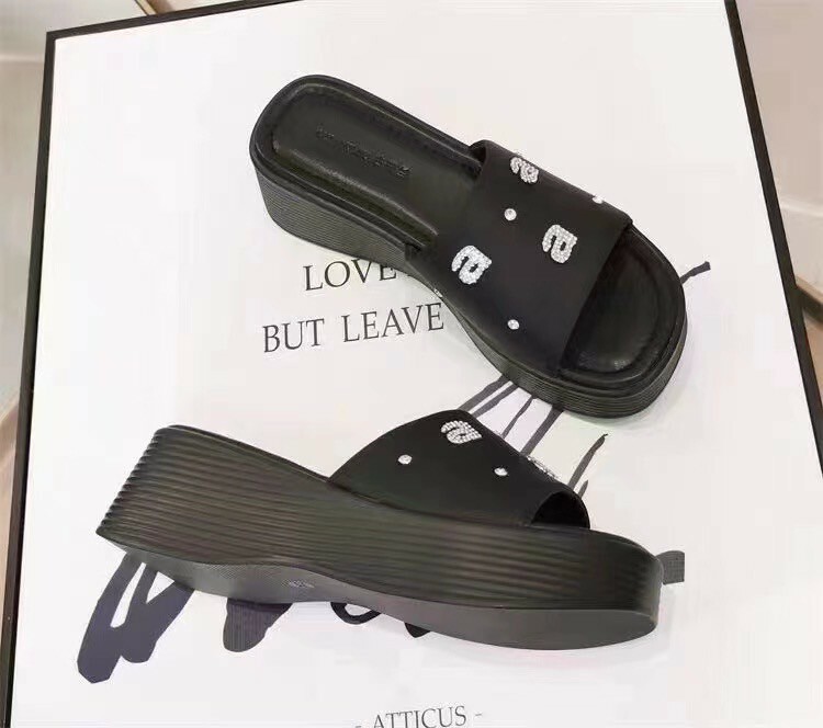 軟厚底字母水鑽涼鞋