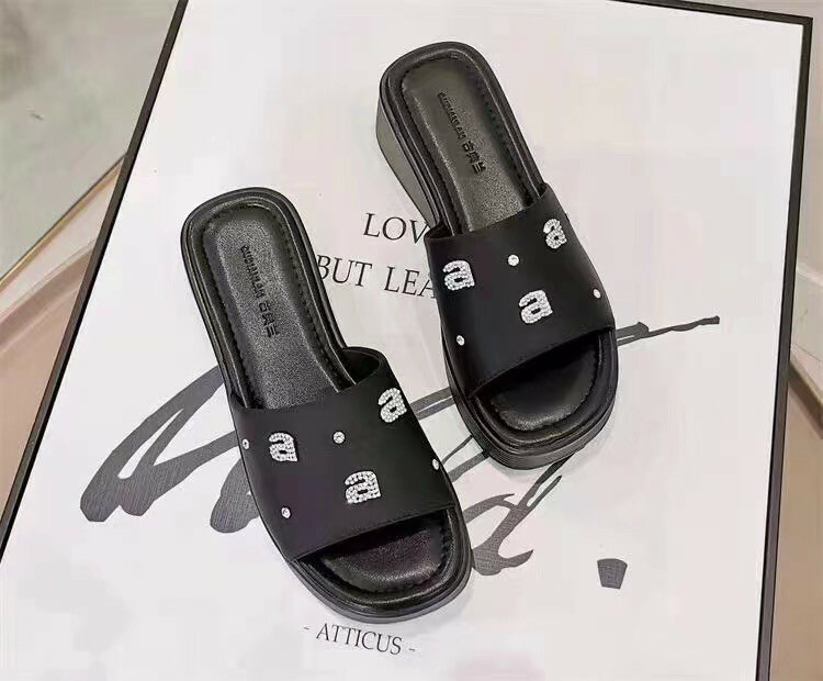 軟厚底字母水鑽涼鞋