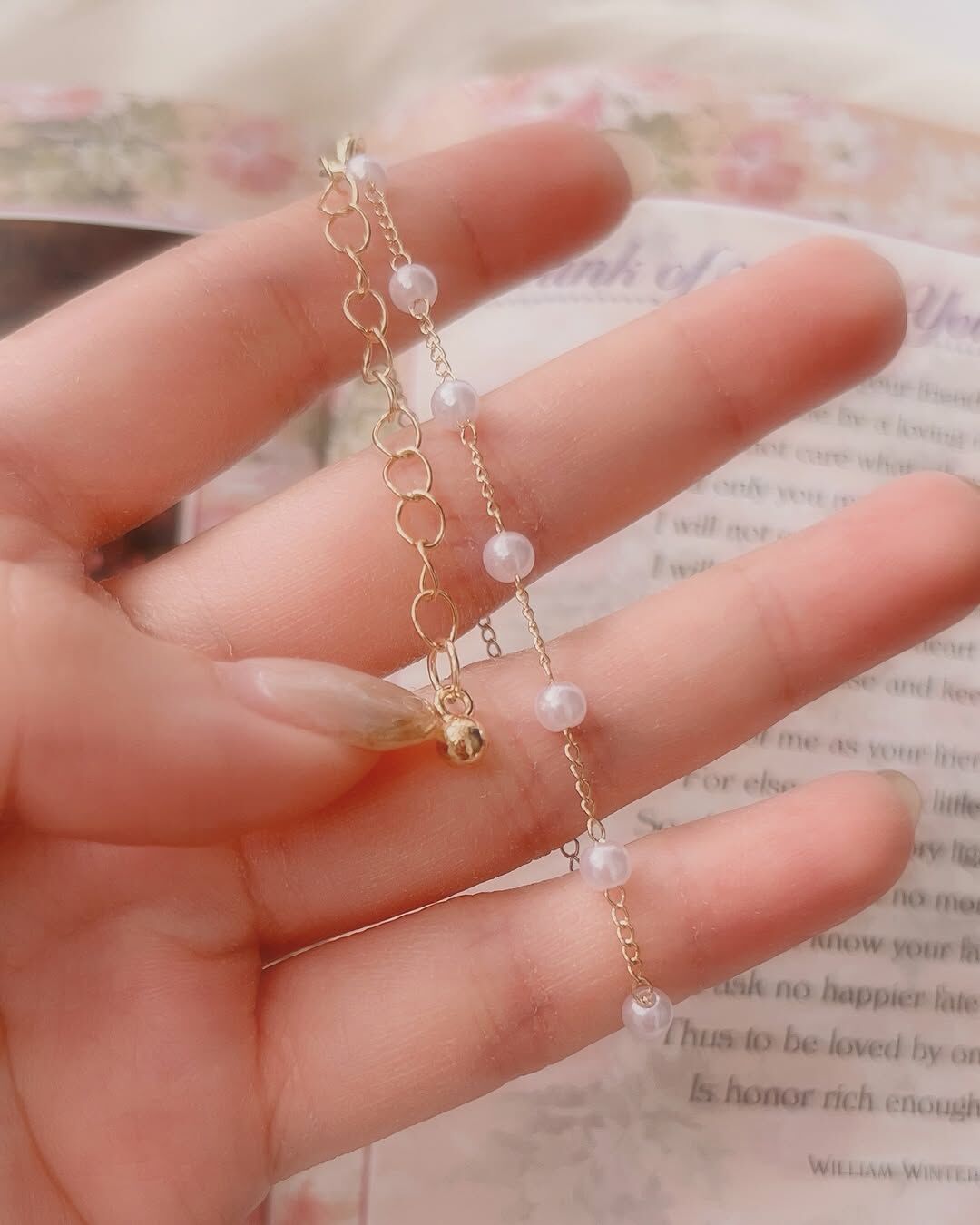 整圈的小珍珠用間隔細鍊連接 珍珠像一個一個音符🎶 串起來變成一首歌曲🎤♡ ̖- 我稱它為𝑳𝙤𝒗𝙚’𝙨 𝙨𝒐𝙣𝒂𝙩𝒂愛的協奏曲💓 ༘ ✿•₊˚🎧🩰◝꒱ 𓂂 🫧✨ ˃̵˂̵ 舉手投足各個角度都看得到設計 小珍珠+細鍊增添了精緻感 明明是隨意戴上,卻看起來像是用心打扮😳 很有氛圍感的手鍊,去哪都讓你美爆! - - - - - ■ B18 Love’s sonata bracelet - 316L ౨ৎ 𝙞𝙣𝙛𝙤. ౨ৎ ⟡ 材質:𝟥𝟣𝟨𝖫醫療鋼 ⟡ 顏色:金色 ⟡ 商品尺寸:鍊長 𝟣𝟨 ㎝ + 延長鏈 𝟧 ㎝ ㅣ手工測量ㅣ誤差± 𝟤 ㎝