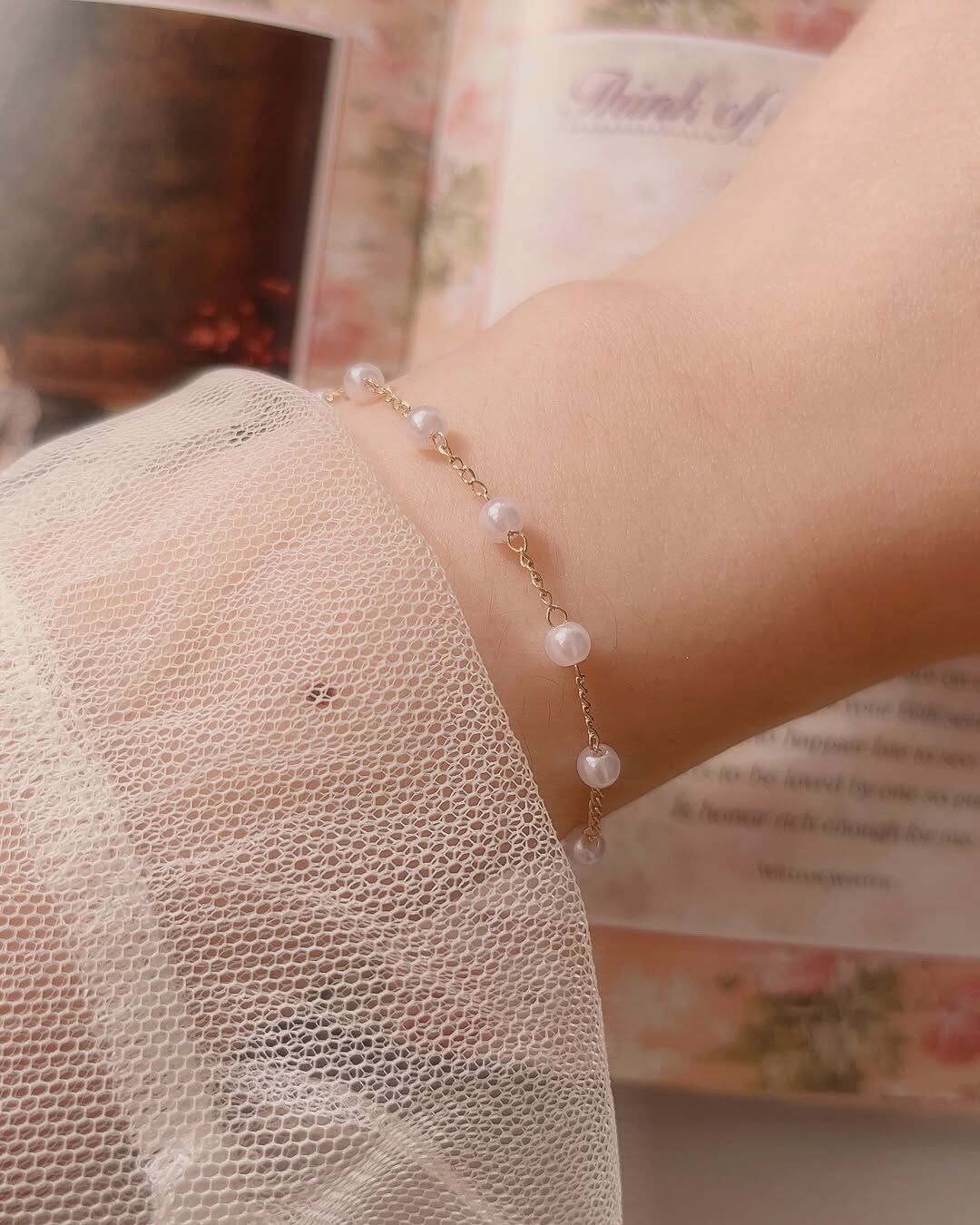 整圈的小珍珠用間隔細鍊連接 珍珠像一個一個音符🎶 串起來變成一首歌曲🎤♡ ̖- 我稱它為𝑳𝙤𝒗𝙚’𝙨 𝙨𝒐𝙣𝒂𝙩𝒂愛的協奏曲💓 ༘ ✿•₊˚🎧🩰◝꒱ 𓂂 🫧✨ ˃̵˂̵ 舉手投足各個角度都看得到設計 小珍珠+細鍊增添了精緻感 明明是隨意戴上,卻看起來像是用心打扮😳 很有氛圍感的手鍊,去哪都讓你美爆! - - - - - ■ B18 Love’s sonata bracelet - 316L ౨ৎ 𝙞𝙣𝙛𝙤. ౨ৎ ⟡ 材質:𝟥𝟣𝟨𝖫醫療鋼 ⟡ 顏色:金色 ⟡ 商品尺寸:鍊長 𝟣𝟨 ㎝ + 延長鏈 𝟧 ㎝ ㅣ手工測量ㅣ誤差± 𝟤 ㎝