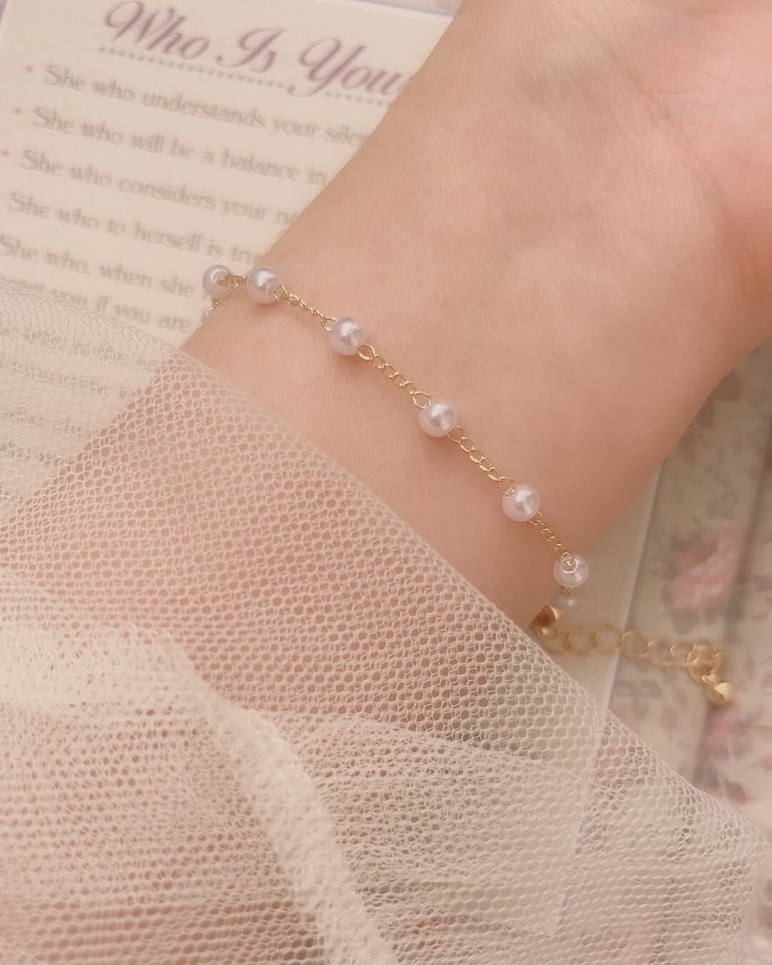 整圈的小珍珠用間隔細鍊連接 珍珠像一個一個音符🎶 串起來變成一首歌曲🎤♡ ̖- 我稱它為𝑳𝙤𝒗𝙚’𝙨 𝙨𝒐𝙣𝒂𝙩𝒂愛的協奏曲💓 ༘ ✿•₊˚🎧🩰◝꒱ 𓂂 🫧✨ ˃̵˂̵ 舉手投足各個角度都看得到設計 小珍珠+細鍊增添了精緻感 明明是隨意戴上,卻看起來像是用心打扮😳 很有氛圍感的手鍊,去哪都讓你美爆! - - - - - ■ B18 Love’s sonata bracelet - 316L ౨ৎ 𝙞𝙣𝙛𝙤. ౨ৎ ⟡ 材質:𝟥𝟣𝟨𝖫醫療鋼 ⟡ 顏色:金色 ⟡ 商品尺寸:鍊長 𝟣𝟨 ㎝ + 延長鏈 𝟧 ㎝ ㅣ手工測量ㅣ誤差± 𝟤 ㎝