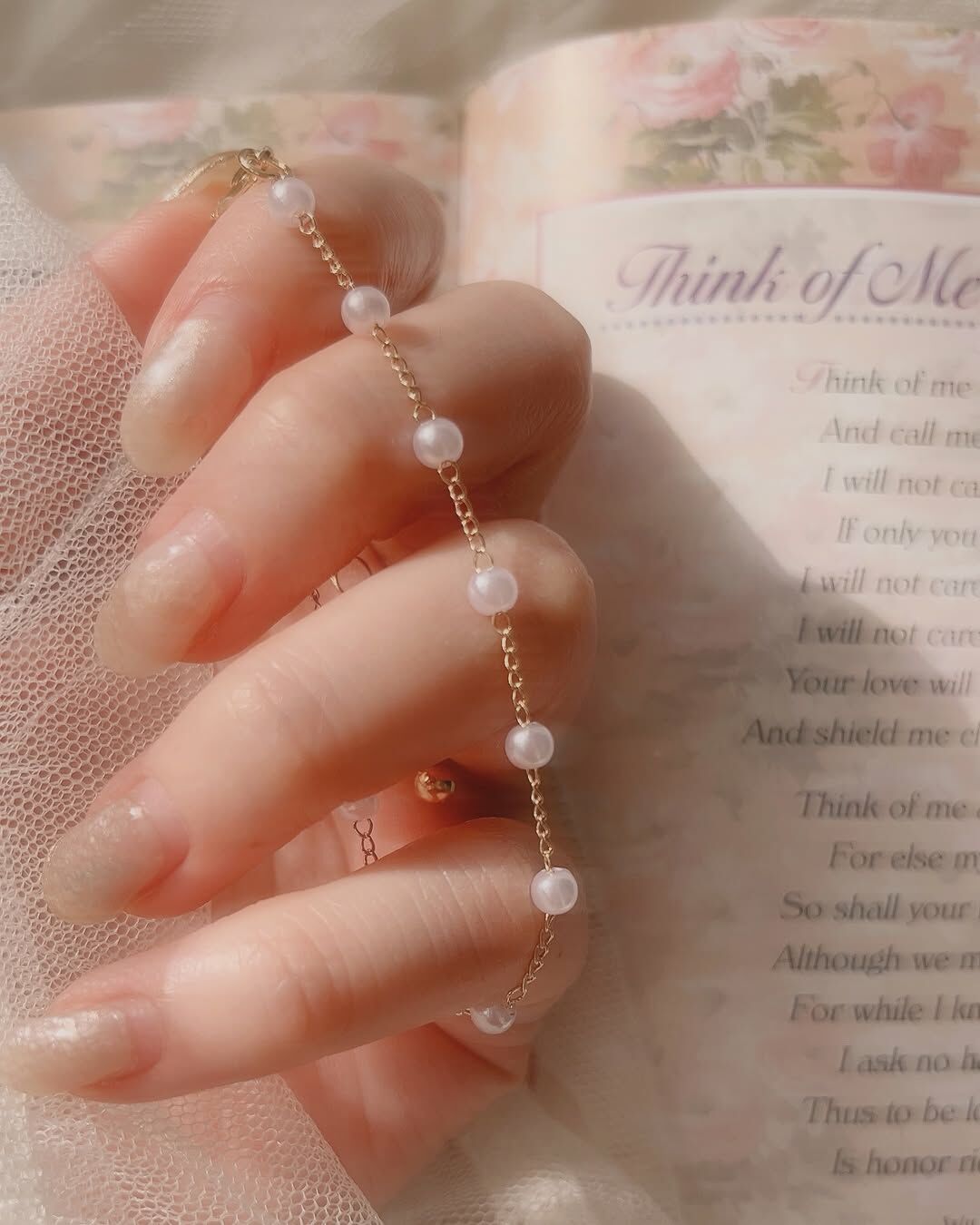 整圈的小珍珠用間隔細鍊連接 珍珠像一個一個音符🎶 串起來變成一首歌曲🎤♡ ̖- 我稱它為𝑳𝙤𝒗𝙚’𝙨 𝙨𝒐𝙣𝒂𝙩𝒂愛的協奏曲💓 ༘ ✿•₊˚🎧🩰◝꒱ 𓂂 🫧✨ ˃̵˂̵ 舉手投足各個角度都看得到設計 小珍珠+細鍊增添了精緻感 明明是隨意戴上,卻看起來像是用心打扮😳 很有氛圍感的手鍊,去哪都讓你美爆! - - - - - ■ B18 Love’s sonata bracelet - 316L ౨ৎ 𝙞𝙣𝙛𝙤. ౨ৎ ⟡ 材質:𝟥𝟣𝟨𝖫醫療鋼 ⟡ 顏色:金色 ⟡ 商品尺寸:鍊長 𝟣𝟨 ㎝ + 延長鏈 𝟧 ㎝ ㅣ手工測量ㅣ誤差± 𝟤 ㎝